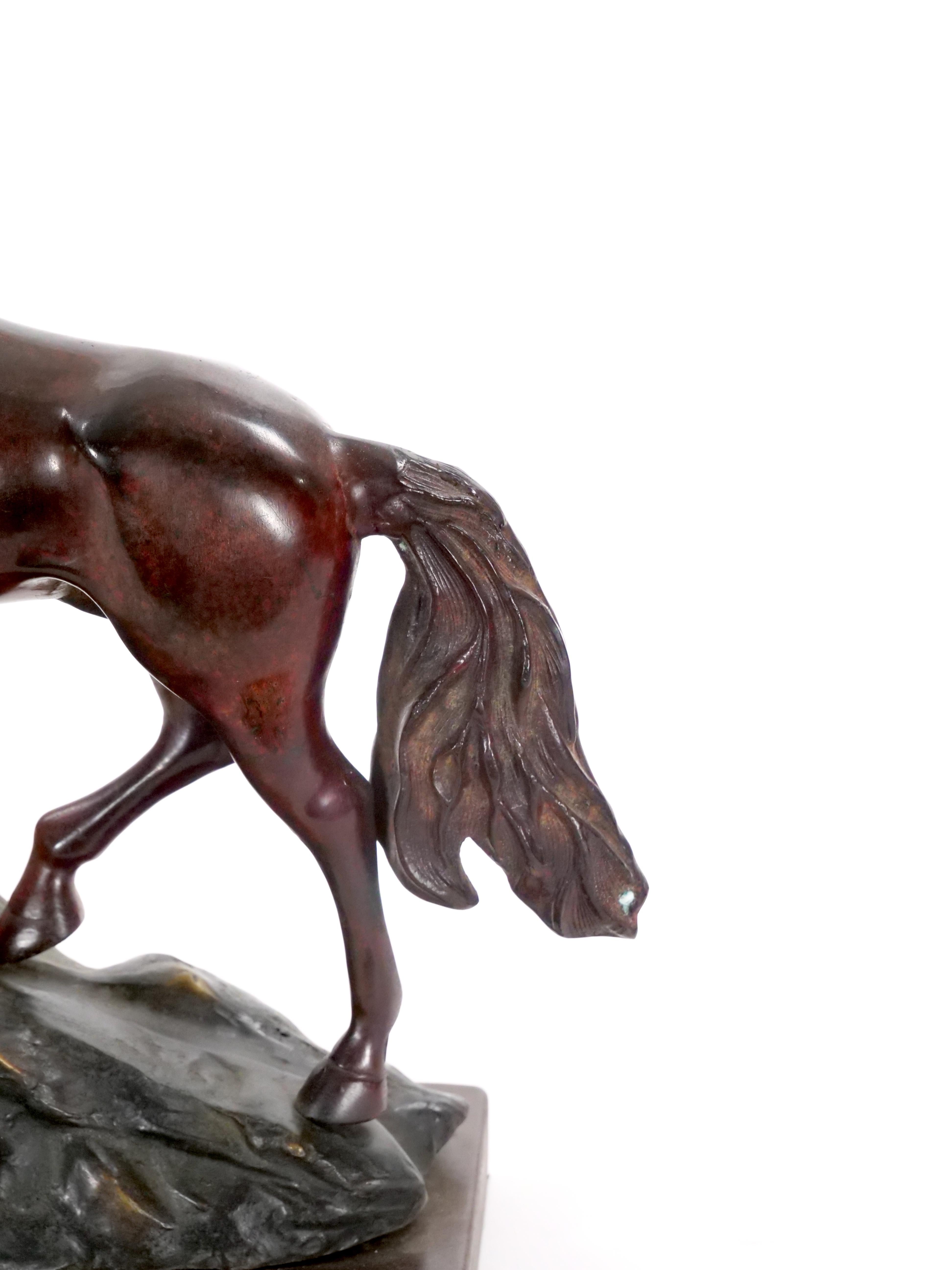20ième siècle Sculpture décorative du 20ème siècle en bronze patiné représentant un cheval/une base carrée en vente