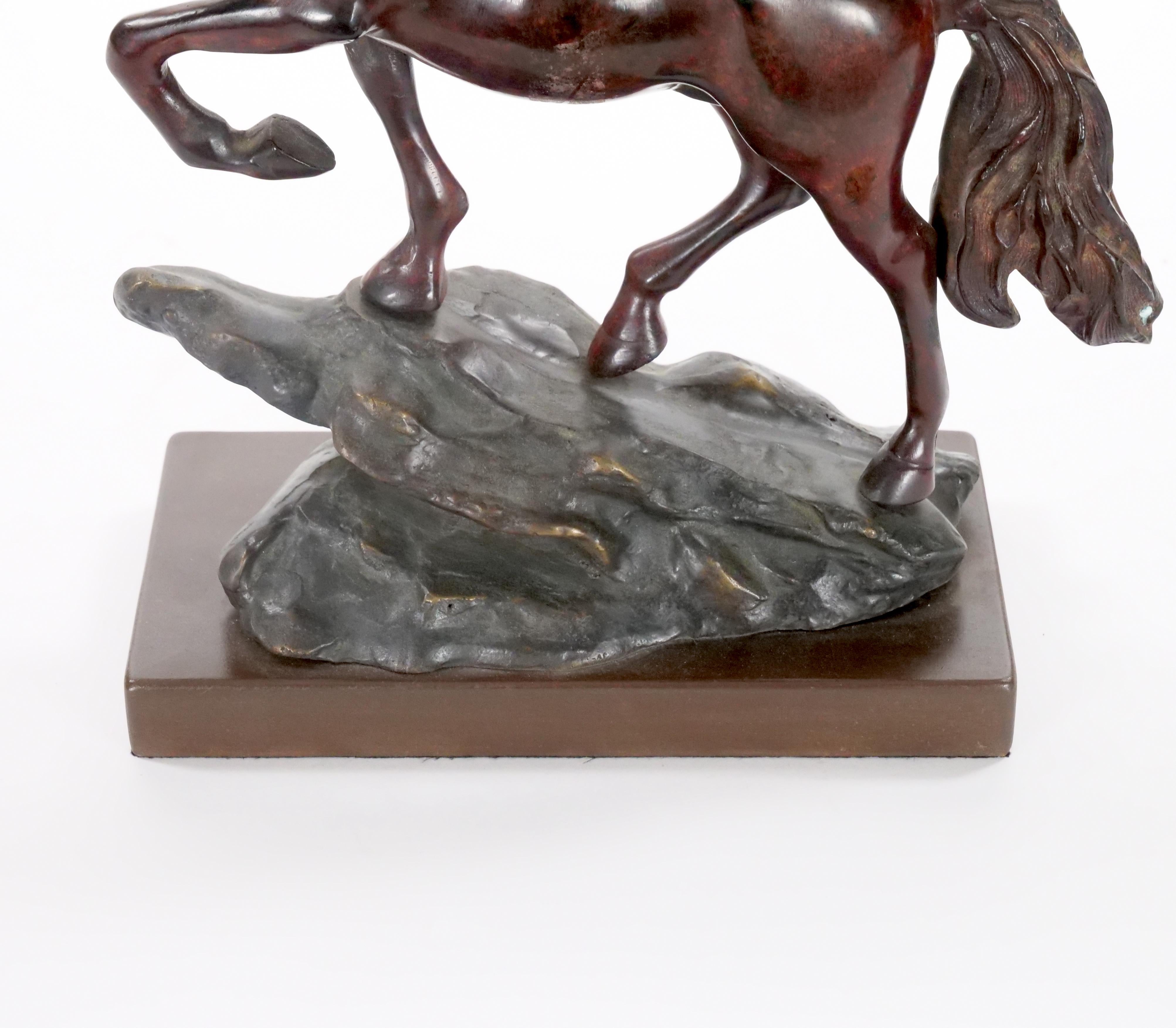 Bronze Sculpture décorative du 20ème siècle en bronze patiné représentant un cheval/une base carrée en vente