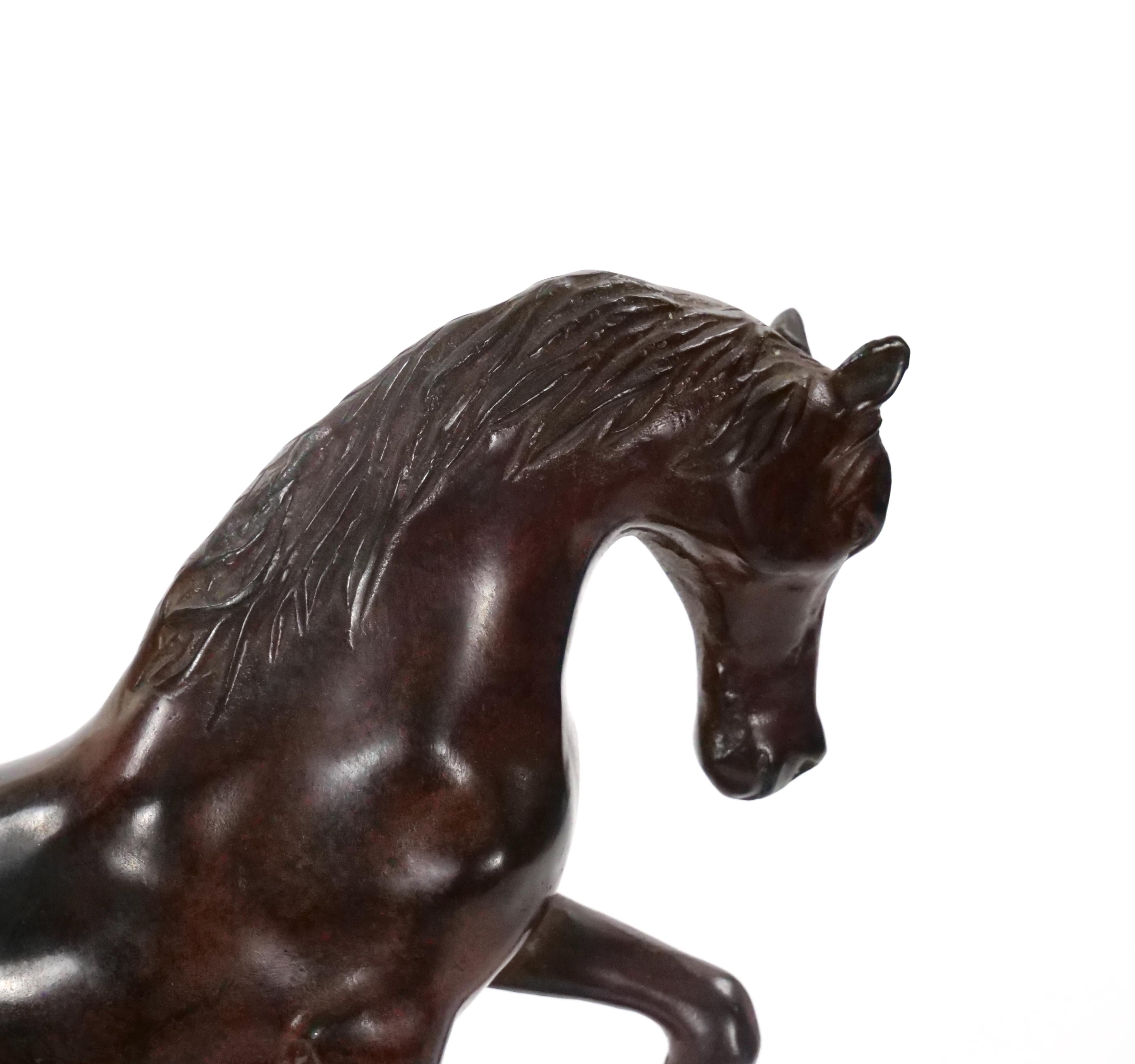 Sculpture décorative du 20ème siècle en bronze patiné représentant un cheval/une base carrée en vente 1