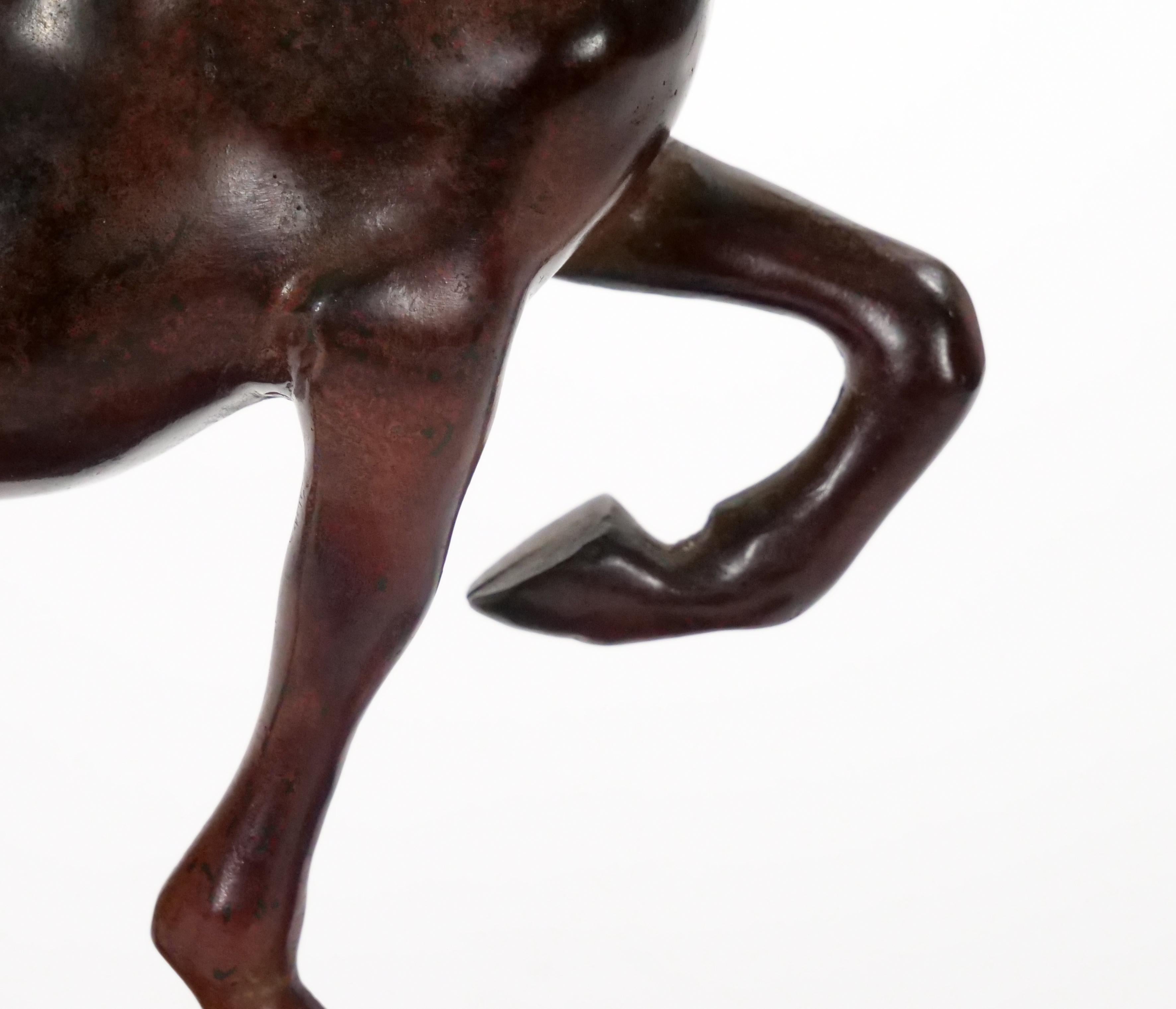 Sculpture décorative du 20ème siècle en bronze patiné représentant un cheval/une base carrée en vente 2