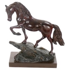 Sculpture décorative du 20ème siècle en bronze patiné représentant un cheval/une base carrée