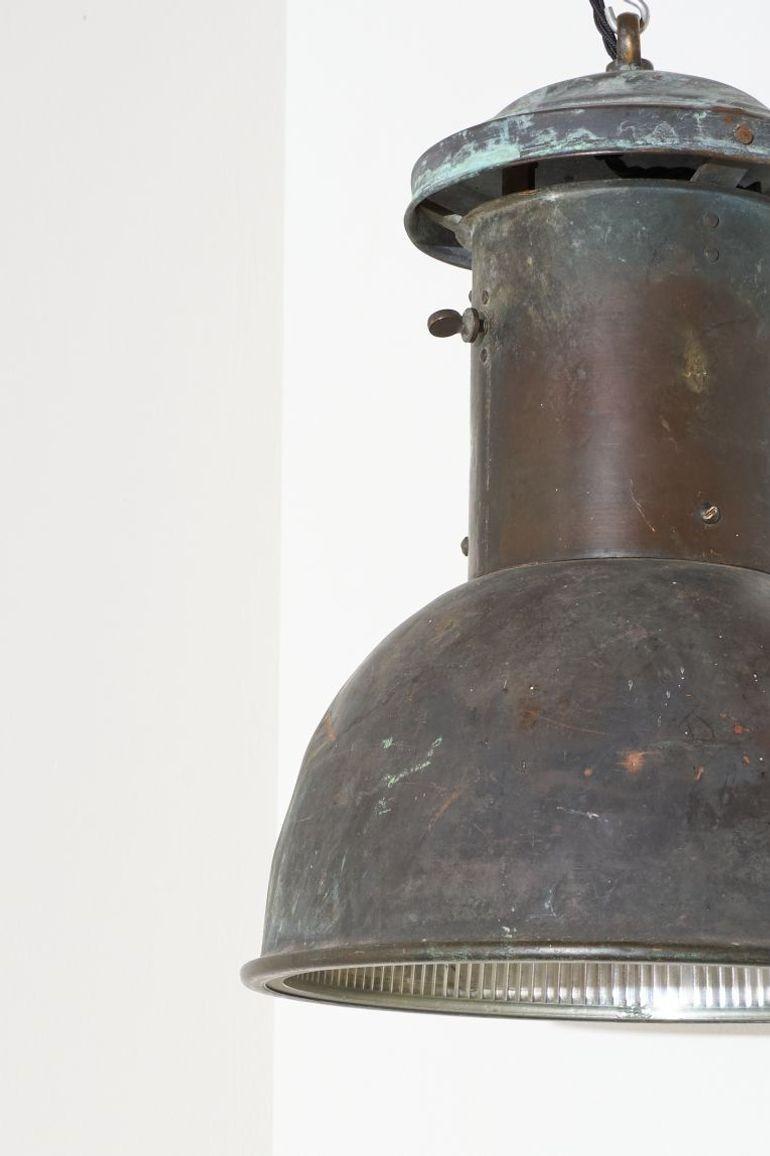 Dies ist ein sehr smart alle ursprünglichen 20. Jahrhundert Kupfer Holophane prismatische Pendelleuchte. Die Patina mit einem Hauch von Grünspan macht ihn sehr dekorativ und würde sich perfekt in einer Zimmerecke oder über einem runden Esstisch