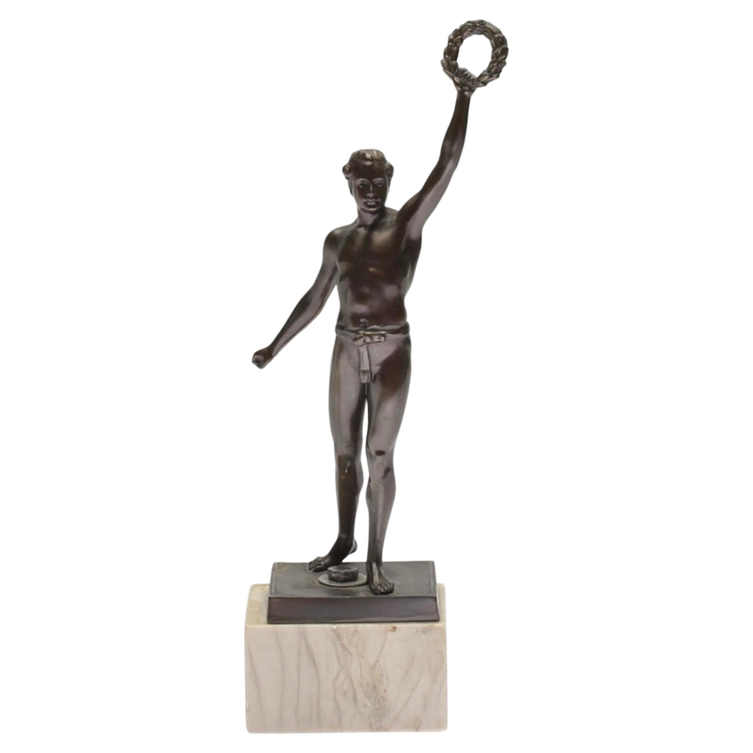 Sculpture en métal patiné du 20e siècle représentant un athlète