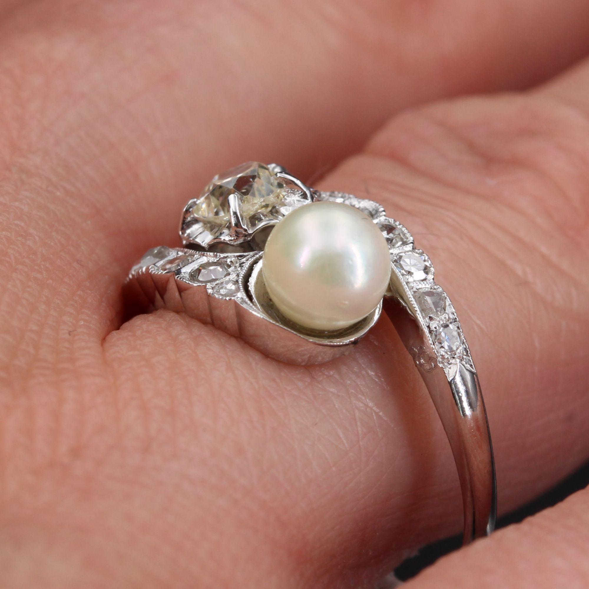 Sie und ich, Ring aus 18 Karat Weißgold mit Perlen und Diamanten, 20. Jahrhundert im Angebot 3