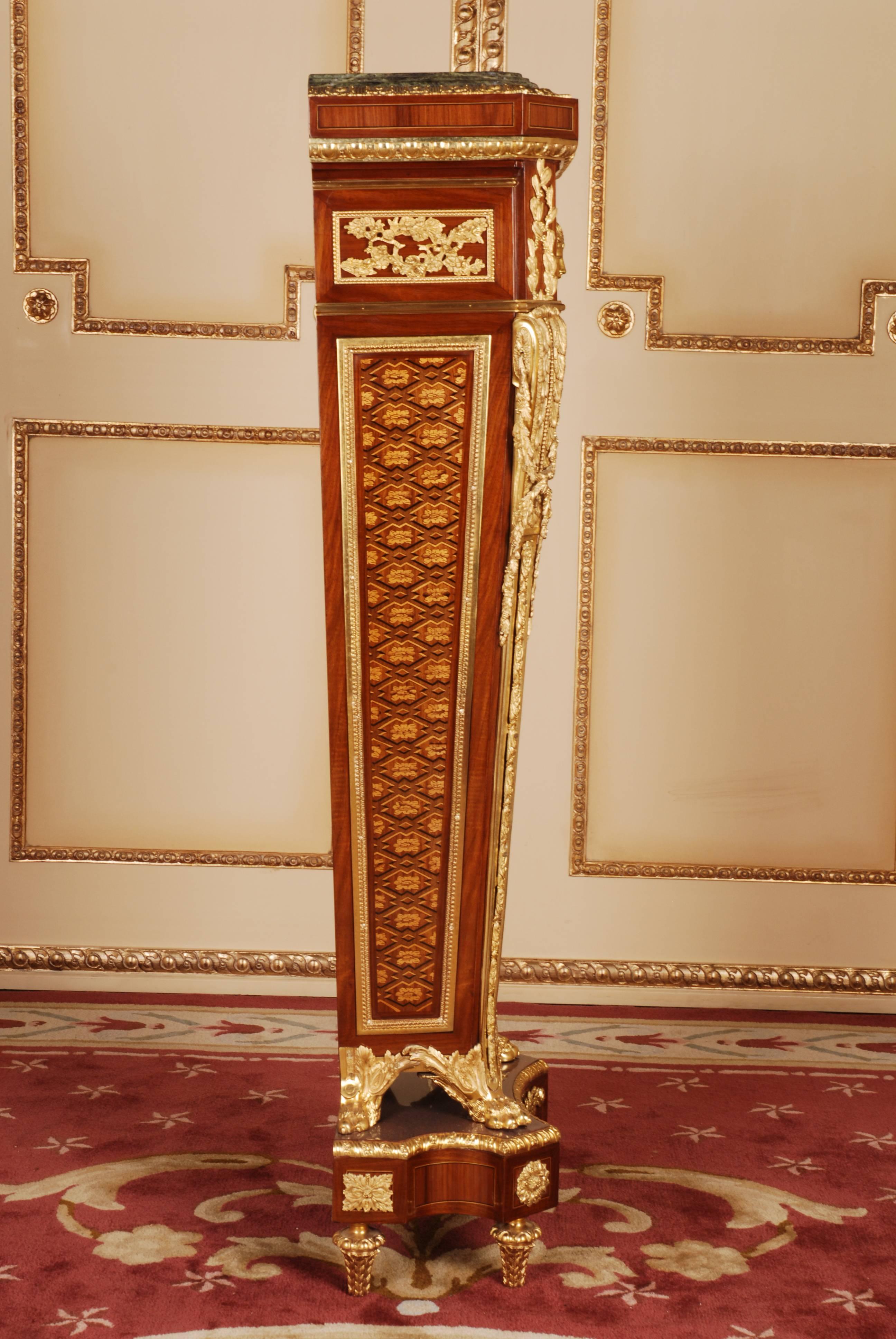 Columne sur piédestal du 20e siècle en bois de rose de style Louis XVI ancien en vente 2