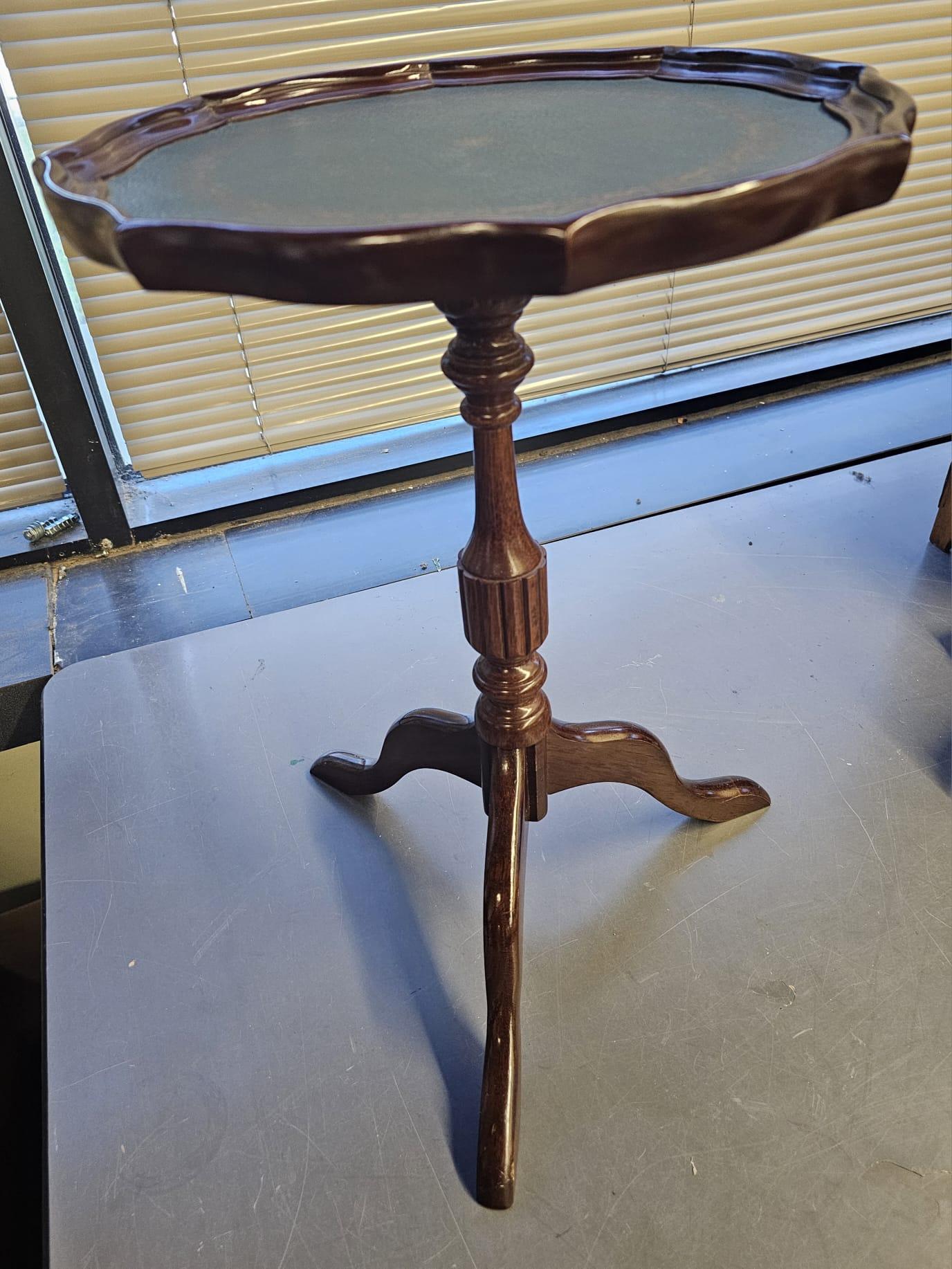 A 20th Century Pedestal Mahogany and Leather Top Inset Candle Stand in great vintage condition.
Measures 14.25