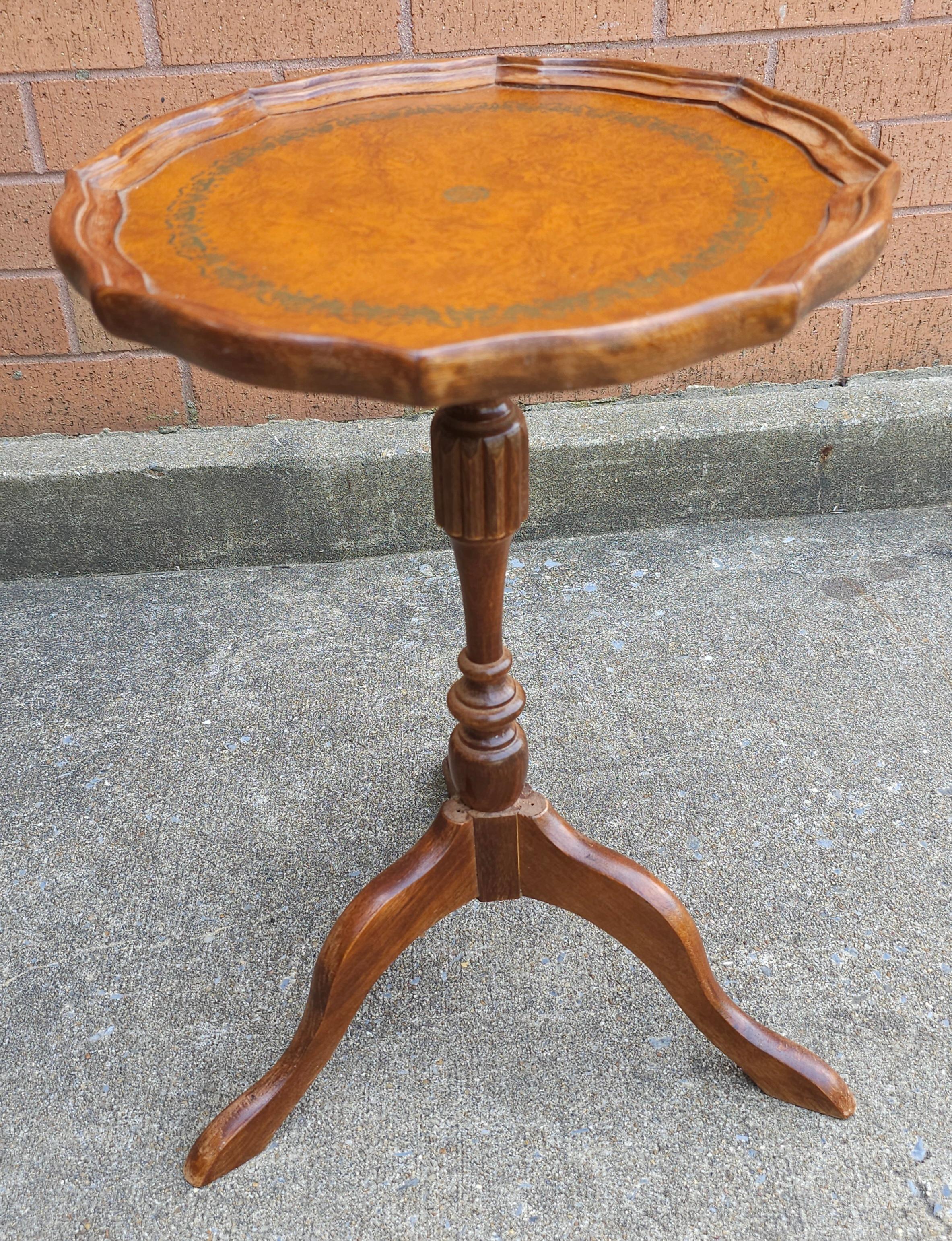 Autre 20ème siècle The Pedestal Mahogany and Leather Top Inset Candle Stand en vente