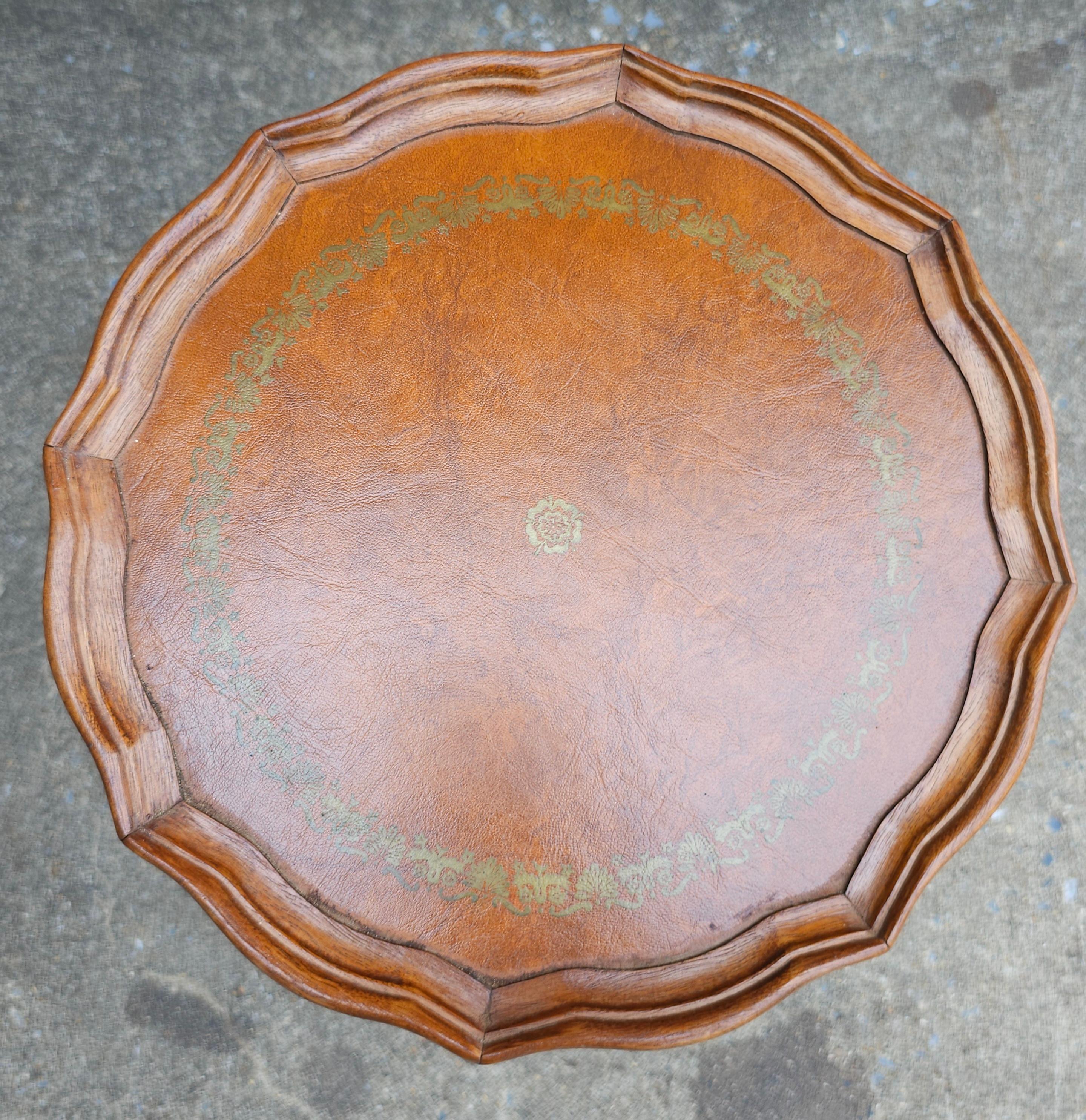Américain 20ème siècle The Pedestal Mahogany and Leather Top Inset Candle Stand en vente