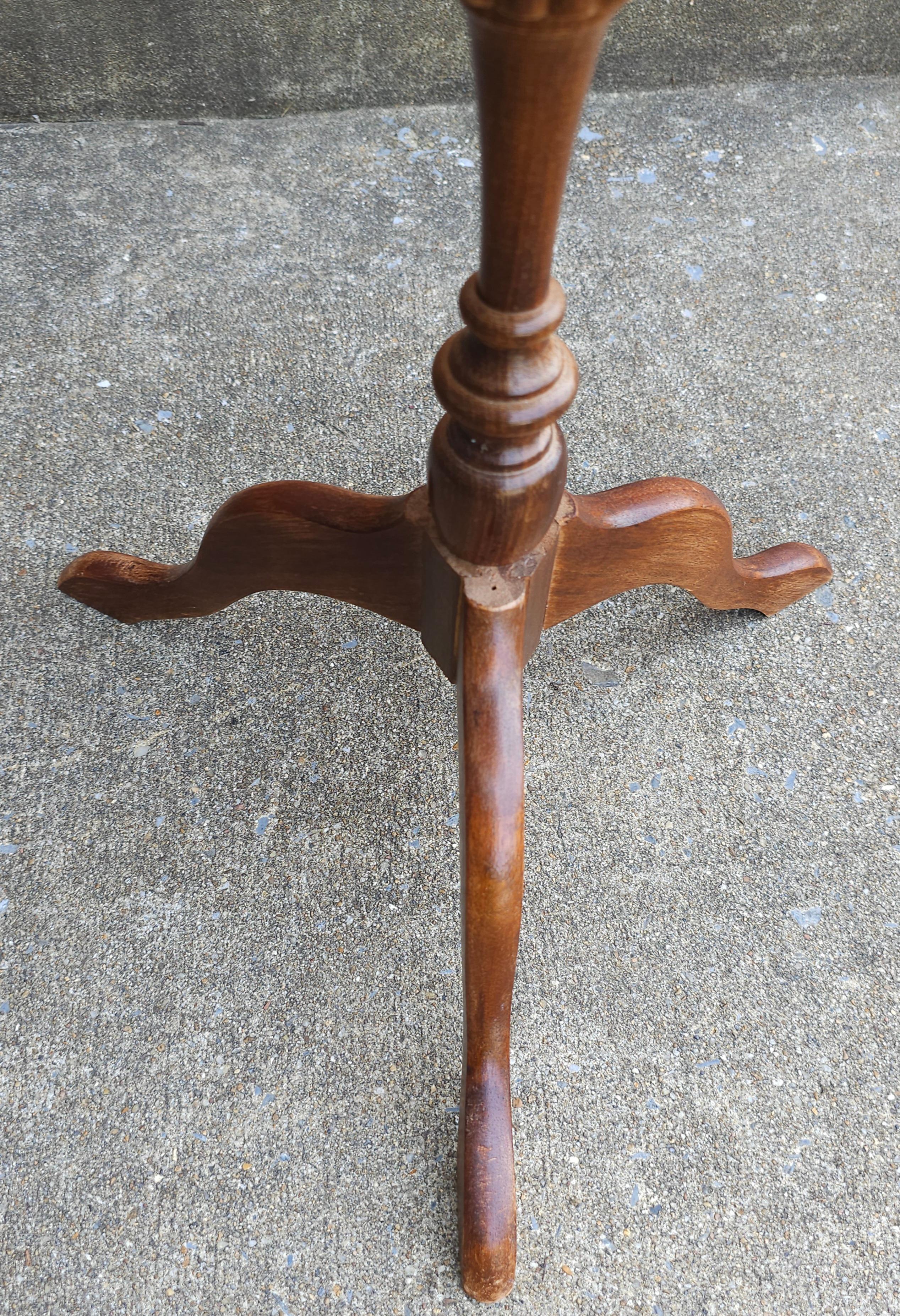 Autre 20ème siècle The Pedestal Mahogany and Leather Top Inset Candle Stand en vente
