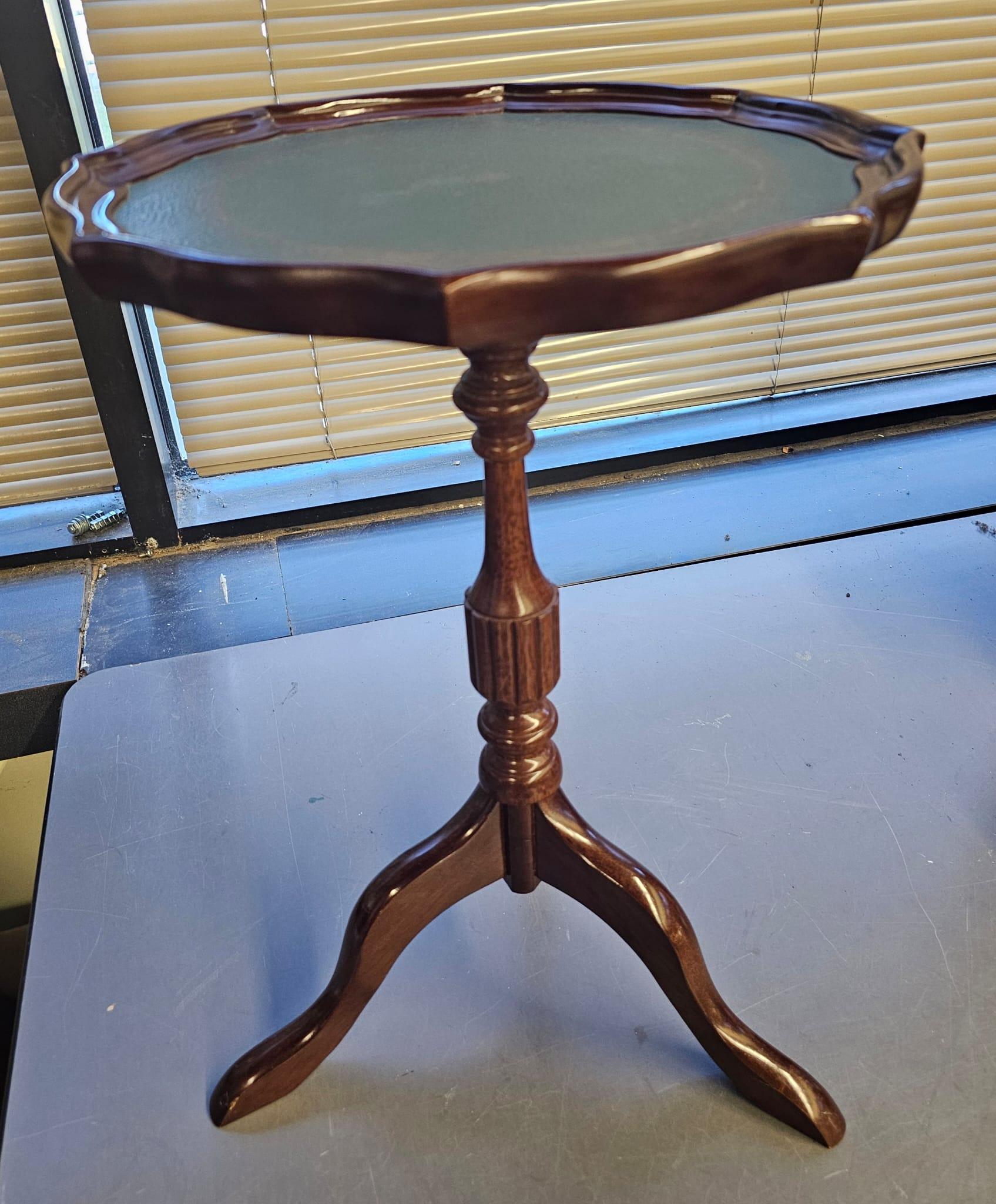 20th Century Pedestal Mahogany and Leather Top Inset Candle Stand In Good Condition For Sale In Germantown, MD