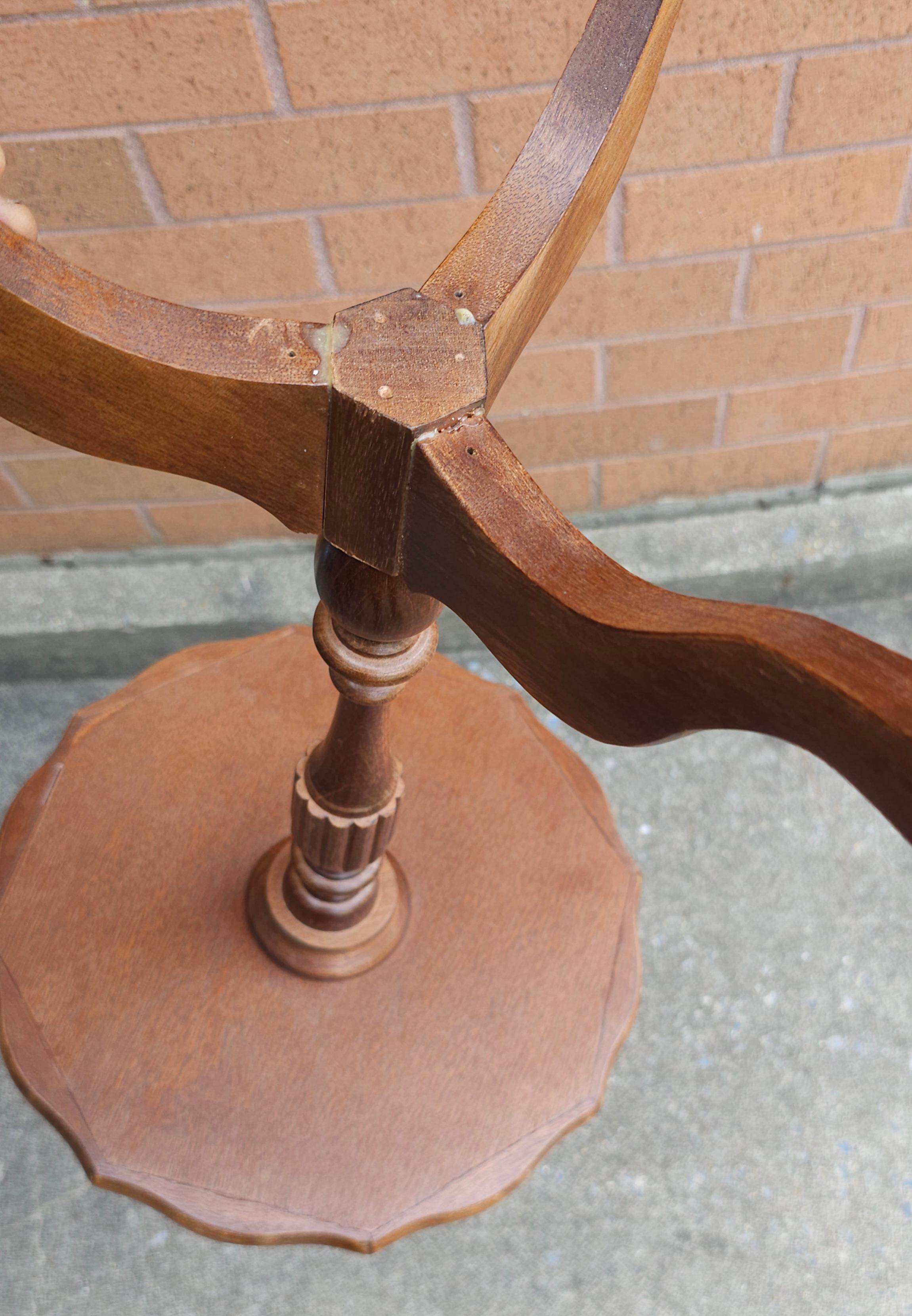 20ème siècle The Pedestal Mahogany and Leather Top Inset Candle Stand Bon état - En vente à Germantown, MD