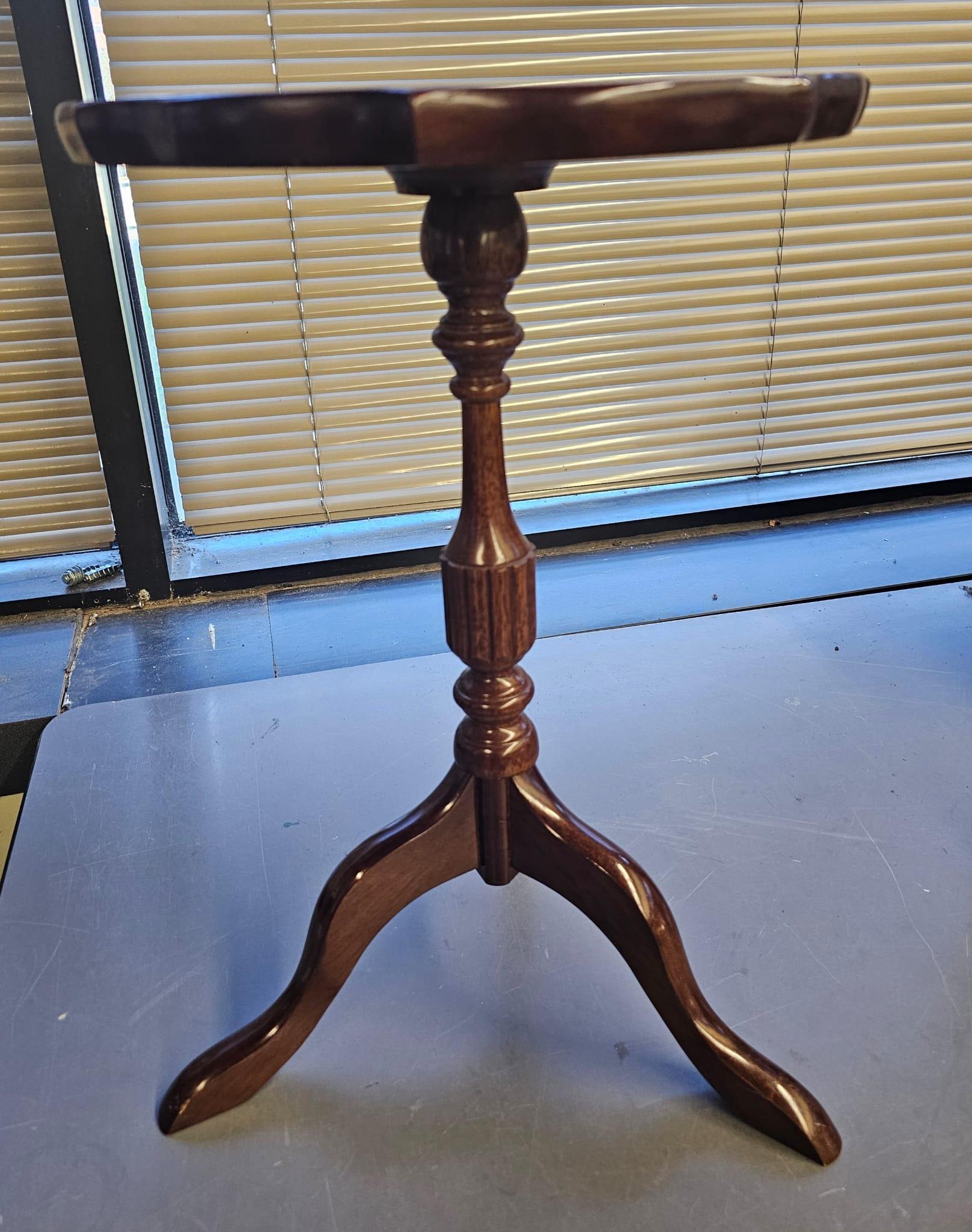 20th Century Pedestal Mahogany and Leather Top Inset Candle Stand For Sale 1