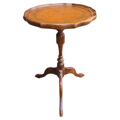 Candelero con pedestal de caoba y tapa de cuero del siglo XX