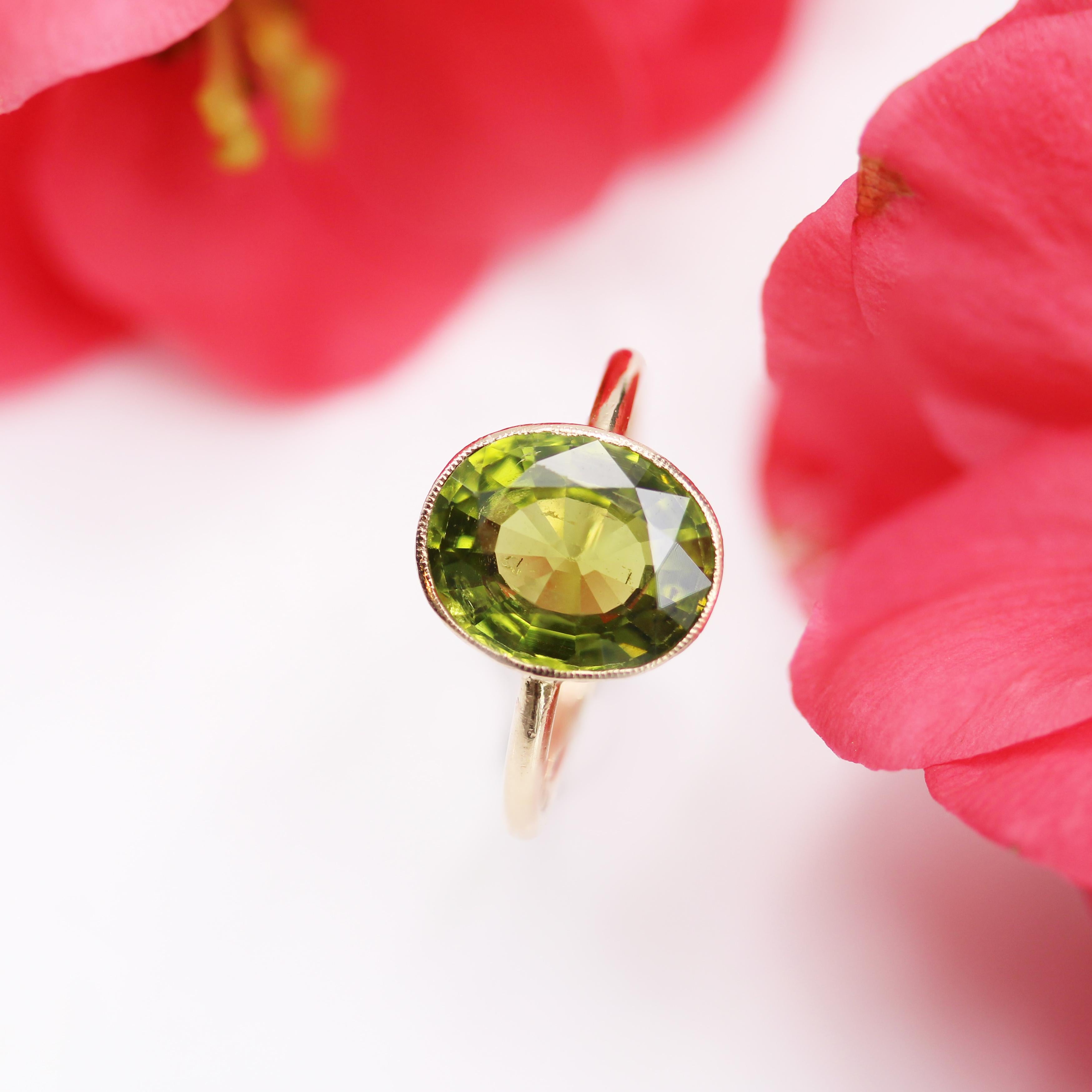 20th Century Peridot 18 Karat Yellow Gold Solitaire Ring For Sale 4