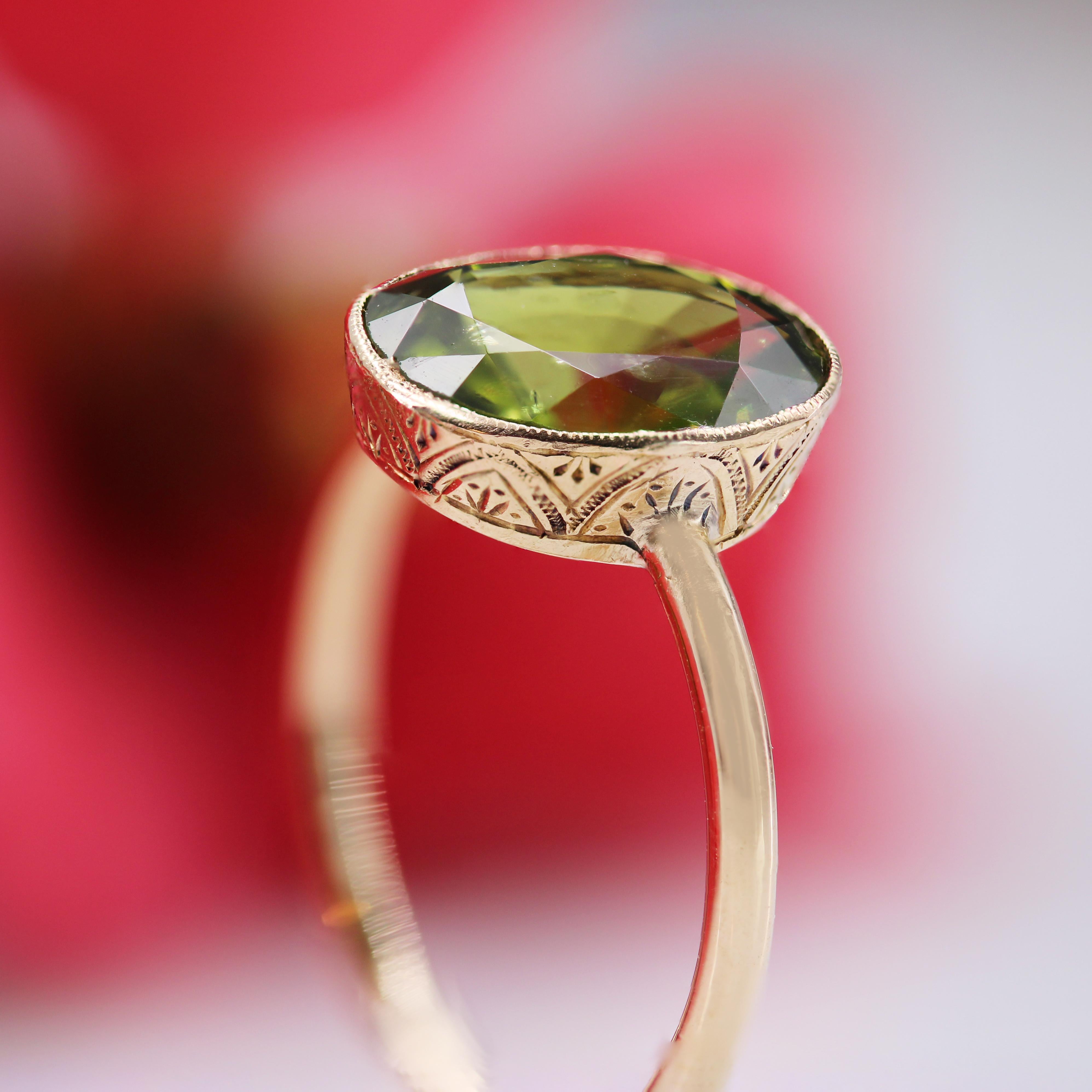 20th Century Peridot 18 Karat Yellow Gold Solitaire Ring For Sale 7