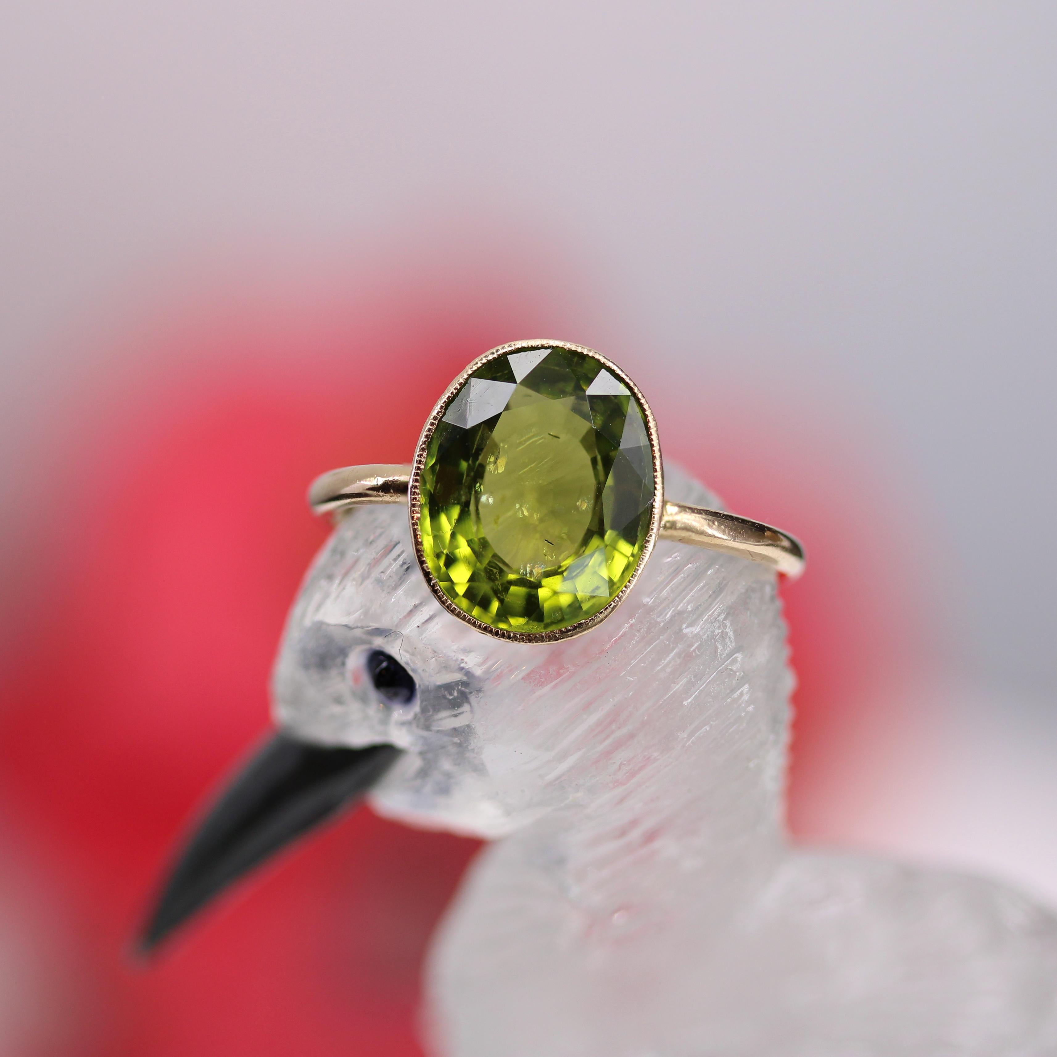 Belle Époque 20th Century Peridot 18 Karat Yellow Gold Solitaire Ring For Sale