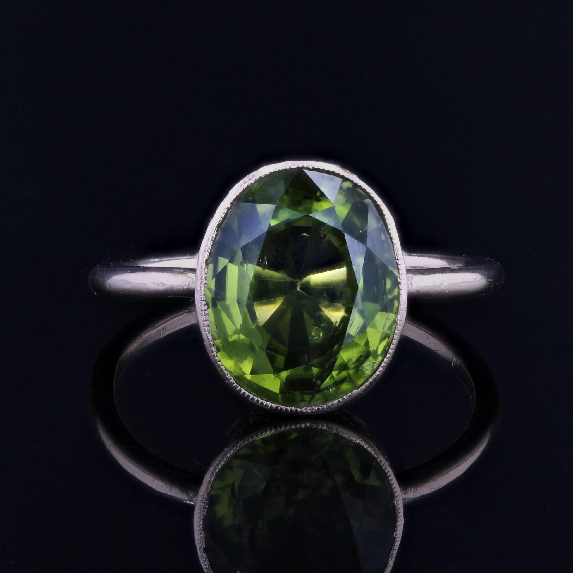 20th Century Peridot 18 Karat Yellow Gold Solitaire Ring In Excellent Condition For Sale In Poitiers, FR