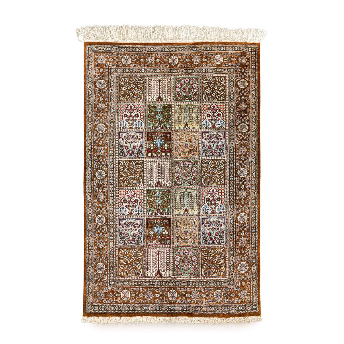 Vintage 20th Century Persian fine handmade Gom rug in silk with a striking floral design. Ce tapis a seulement été exposé au mur et n'a jamais été utilisé. Les tapis persans Gom, également connus sous le nom de tapis Qom ou Qum, sont très appréciés