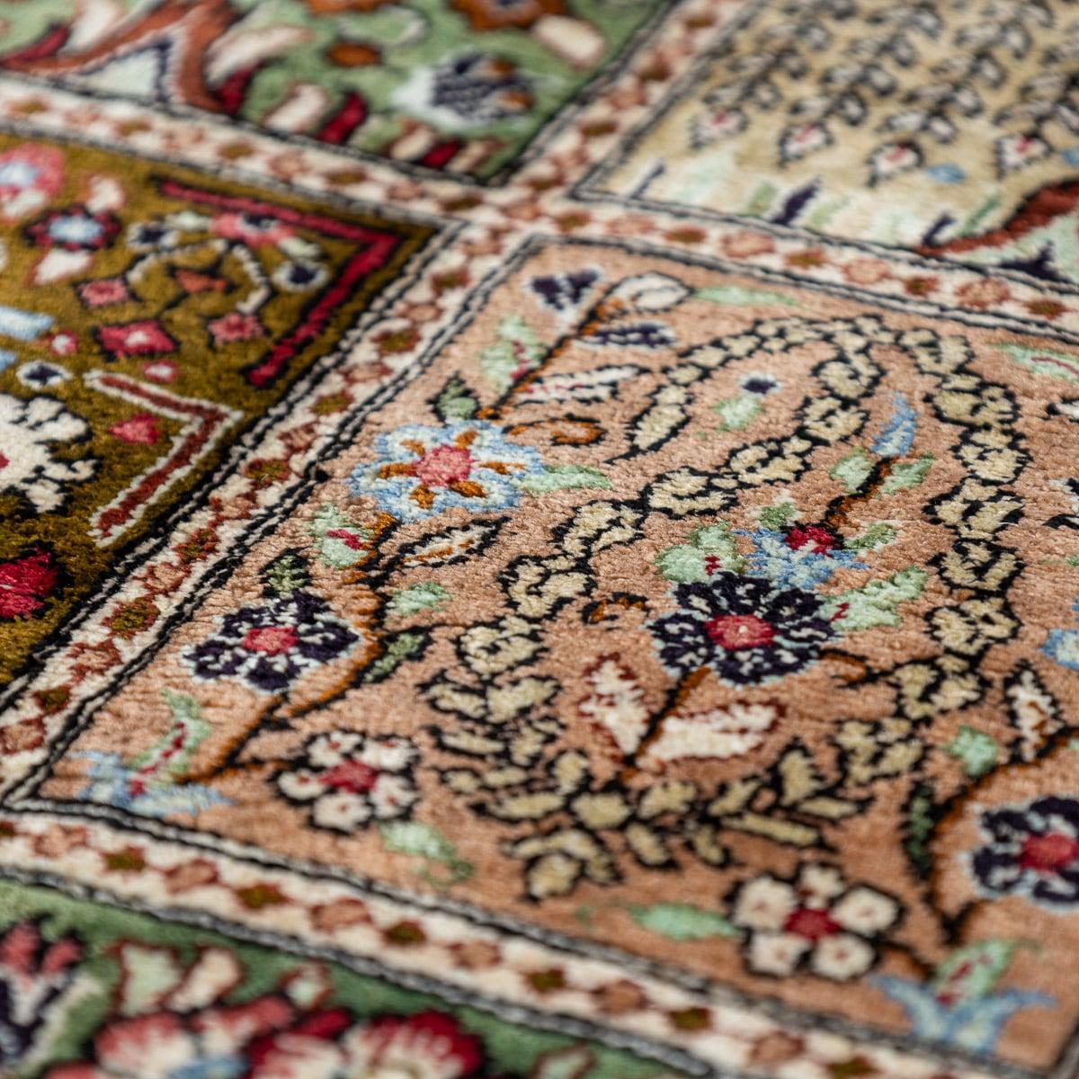 Soie Tapis persan du XXe siècle, fait à la main, c.I.C. c.1990 en vente