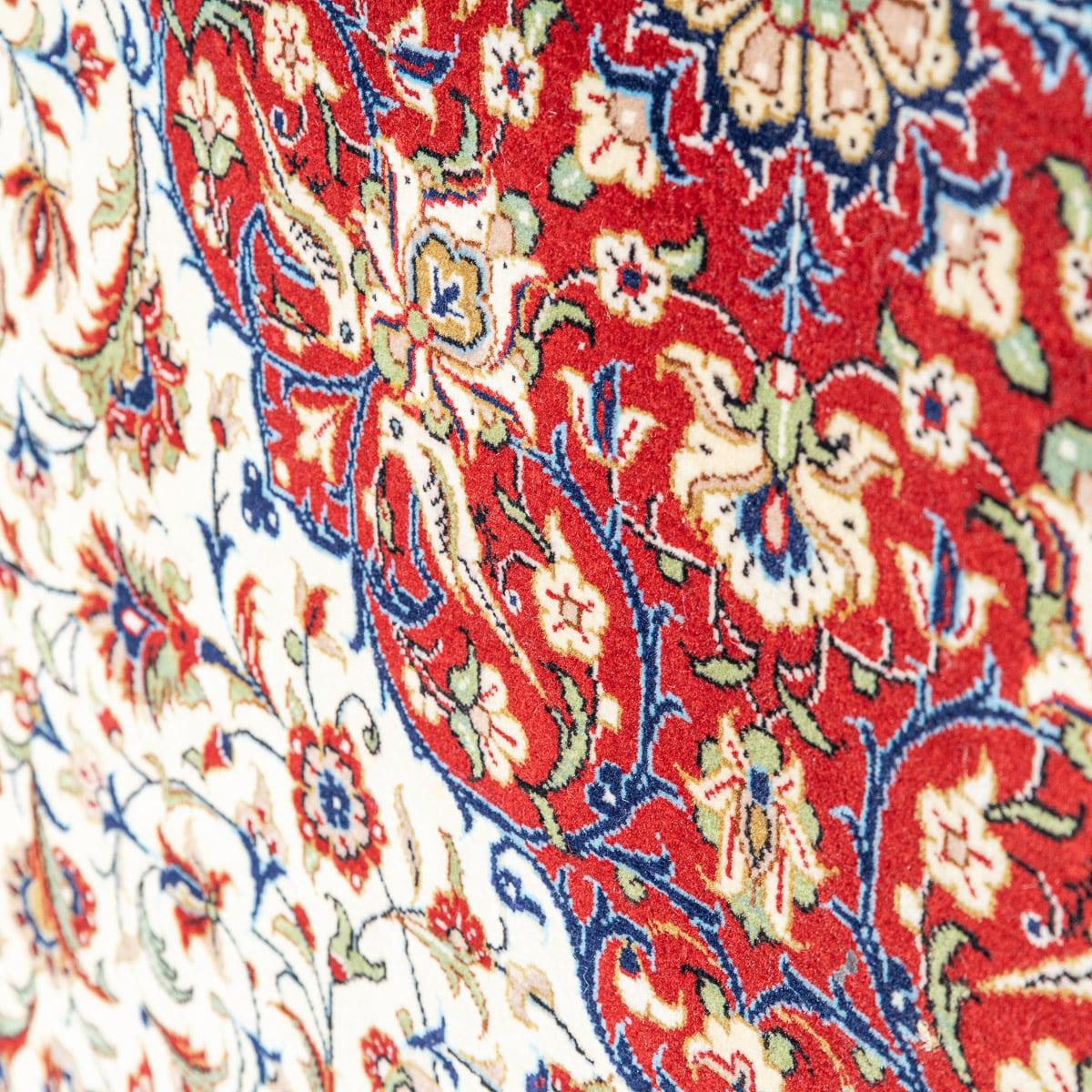 Tapis persan du XXe siècle, fait à la main, c.I.C. c.1990 en vente 1