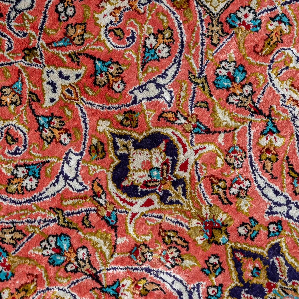Tappeto Gom persiano del XX secolo, fatto a mano, in seta fine, c.1990 In condizioni buone in vendita a Royal Tunbridge Wells, Kent