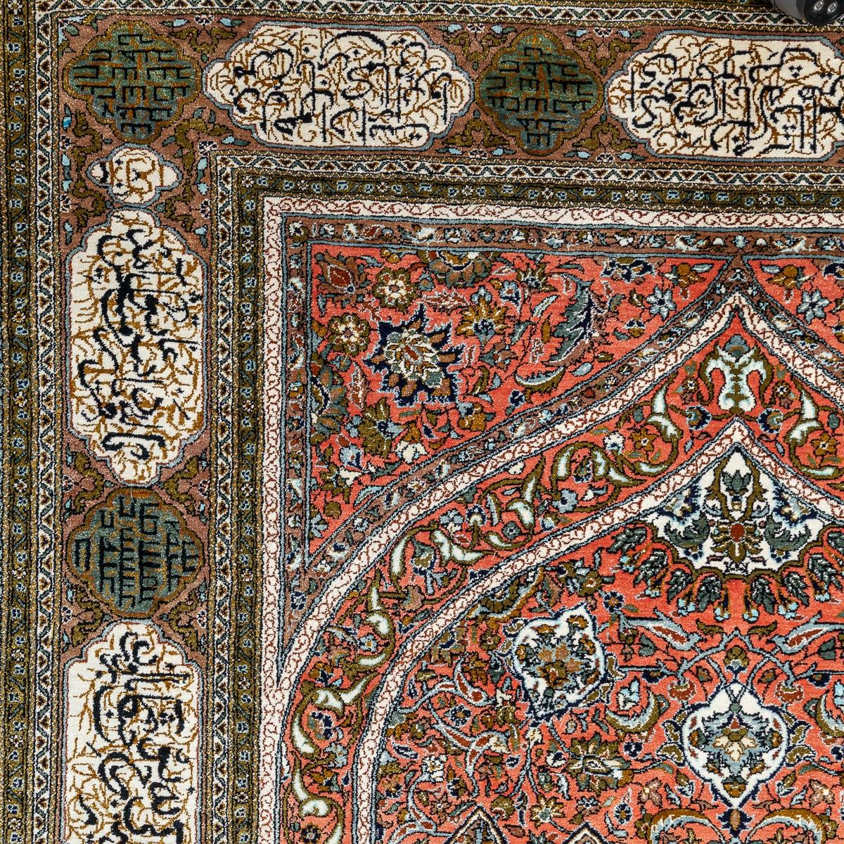 Tapis Gom persan vintage du 20e siècle, illustré d'un poème sur la bordure extérieure et de détails complexes sur l'ensemble du tapis. Les tapis persans Gom, également connus sous le nom de tapis Qom ou Qum, sont très appréciés pour leur artisanat