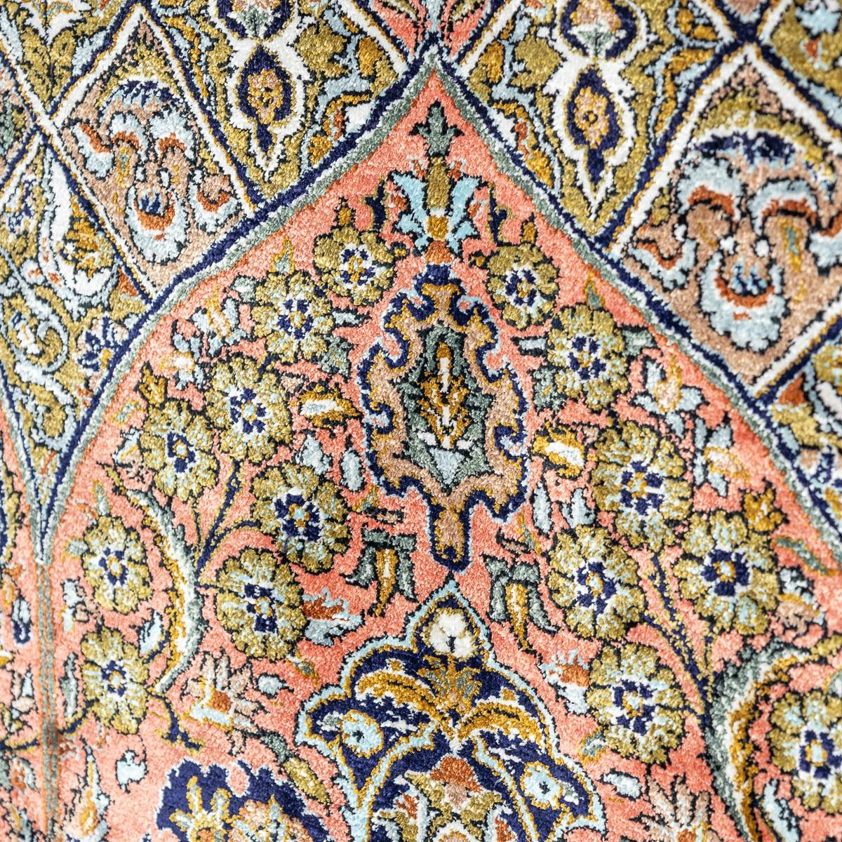 Tapis persan du 20ème siècle, fait à la main, en soie fine, avec représentations de poèmes, vers 1990 Bon état - En vente à Royal Tunbridge Wells, Kent
