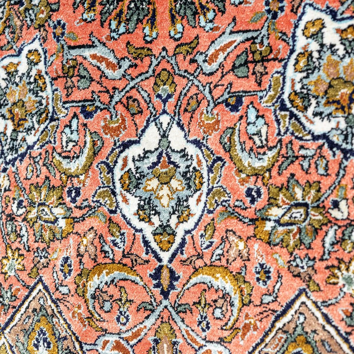 20ième siècle Tapis persan du 20ème siècle, fait à la main, en soie fine, avec représentations de poèmes, vers 1990 en vente
