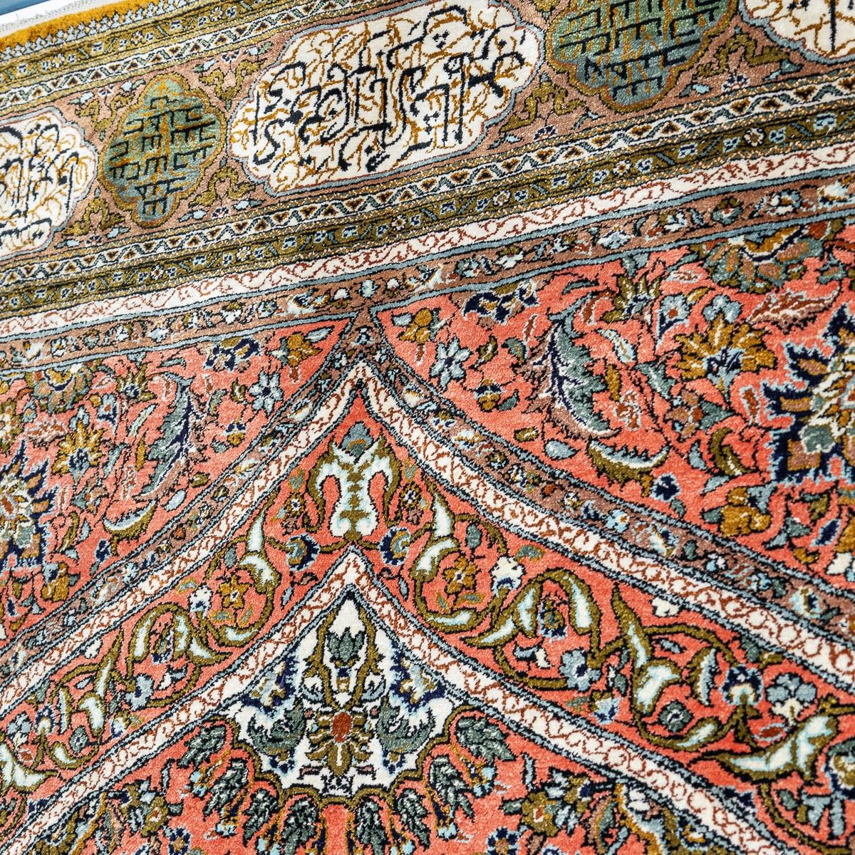 Tapis persan du 20ème siècle, fait à la main, en soie fine, avec représentations de poèmes, vers 1990 en vente 1