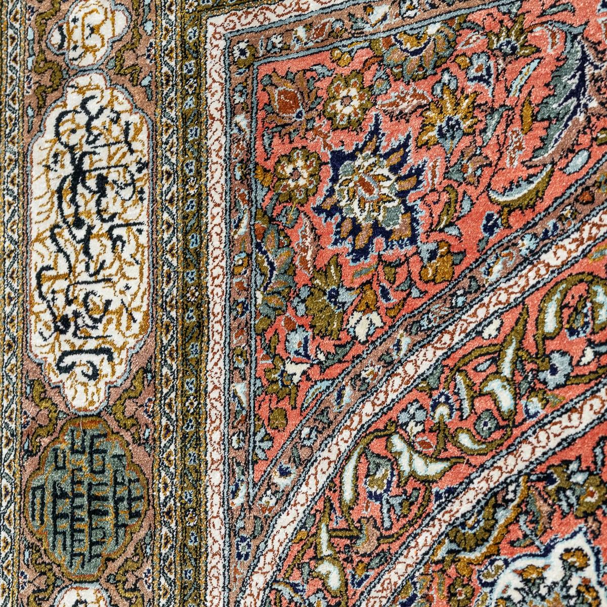 Tapis persan du 20ème siècle, fait à la main, en soie fine, avec représentations de poèmes, vers 1990 en vente 2