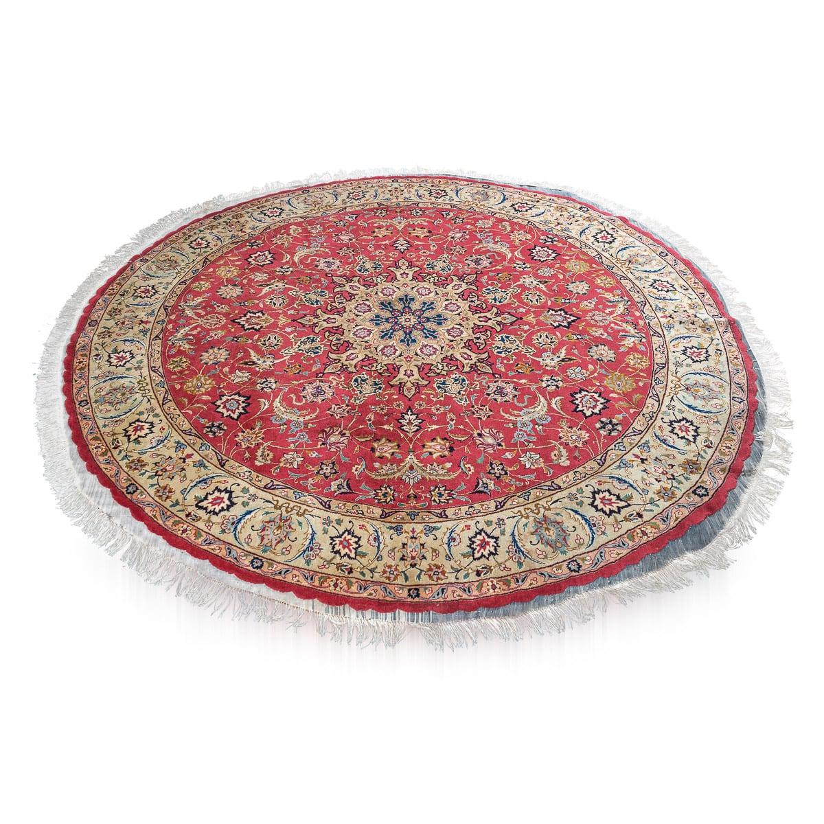 Tappeto persiano Tabriz del XX secolo, realizzato a mano in seta e lana. Questo pezzo finemente intrecciato mostra una squisita lavorazione artigianale con un delicato disegno di fiori e fauna. I tappeti persiani Tabriz 50-RAJ sono molto apprezzati