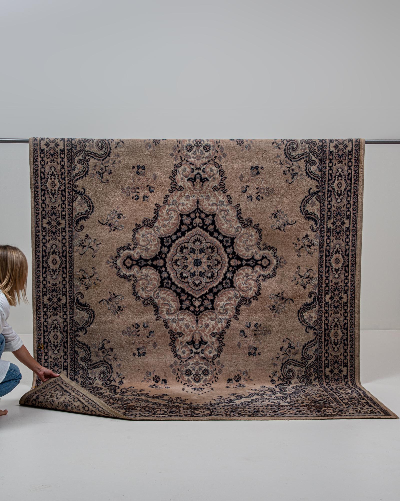 Persischer Orientteppich des 20. Jahrhunderts im Angebot 9