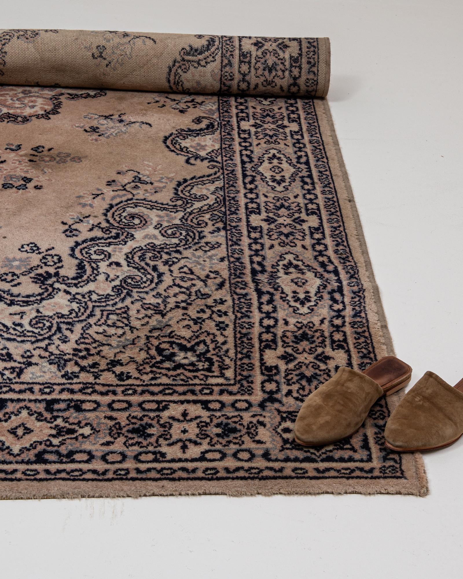 Dieser persische Orientteppich aus dem 20. Jahrhundert zeichnet sich durch ein klassisches Medaillonmuster aus, das von komplizierten Blumen- und Rankenmotiven eingerahmt wird und die raffinierte Symmetrie und die reiche dekorative Sprache der