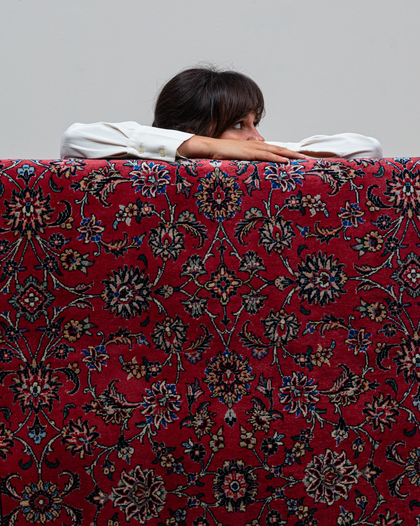 Dieser persische Orientteppich aus dem 20. Jahrhundert zeichnet sich durch ein detailreiches Blumenmuster auf einem leuchtend roten Feld aus, das die Eleganz und Symmetrie der traditionellen persischen Weberei unterstreicht. Das Design besteht aus