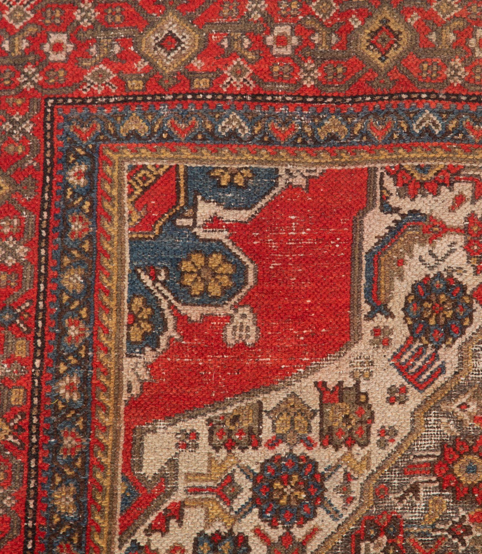 Ein enger, handgewebter persischer Schiraz-Teppich aus dem frühen 20. Jahrhundert, aus strapazierfähiger Wolle, mit blauen Bordüren und sich wiederholenden Rautenmustern in abgestuften Größen und Designs. Die Farben sind noch gut erhalten und der