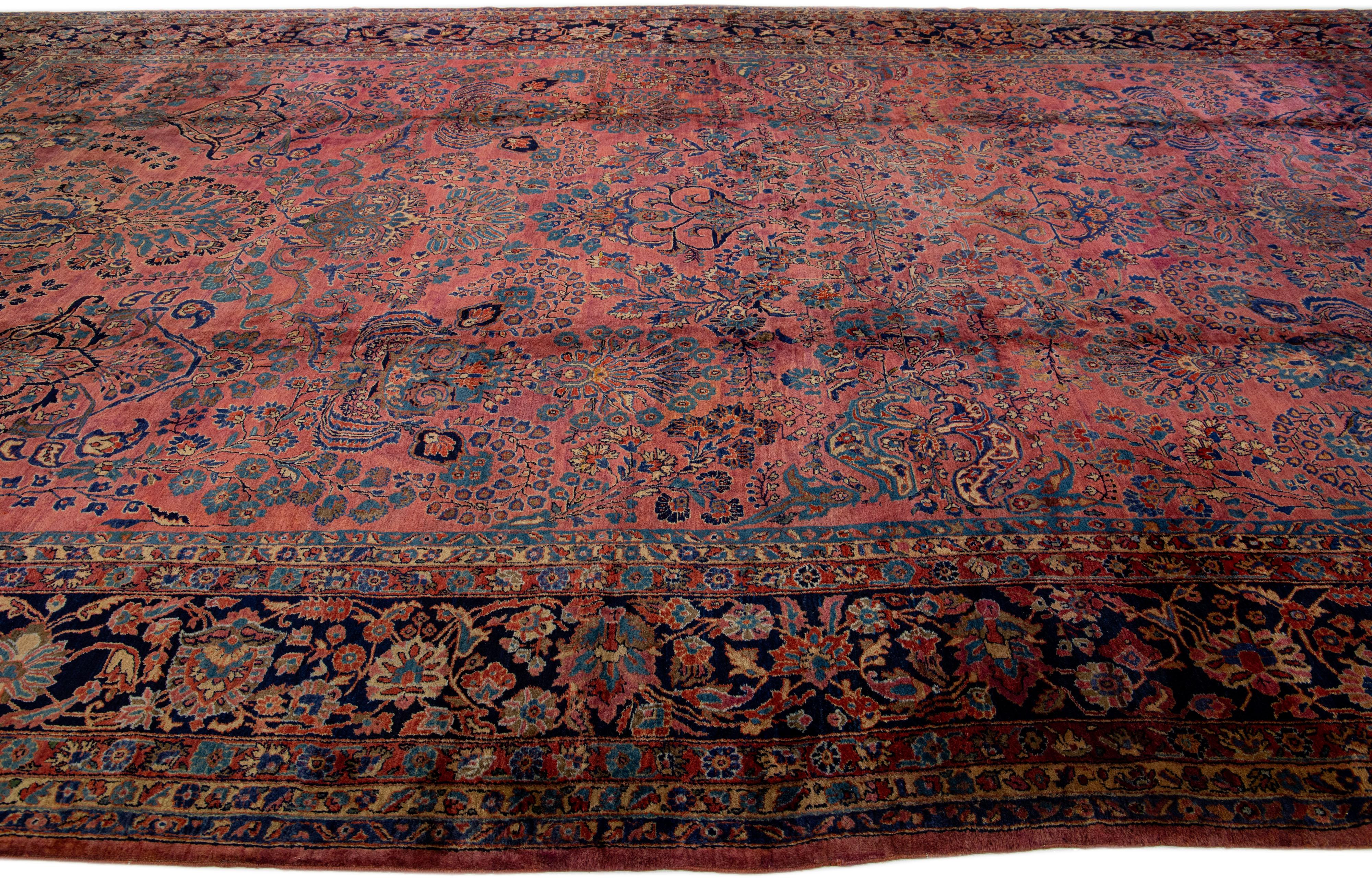 Übergroßer persischer Sarouk-Wollteppich des 20. Jahrhunderts mit klassischem Blumenmotiv (Persisch) im Angebot