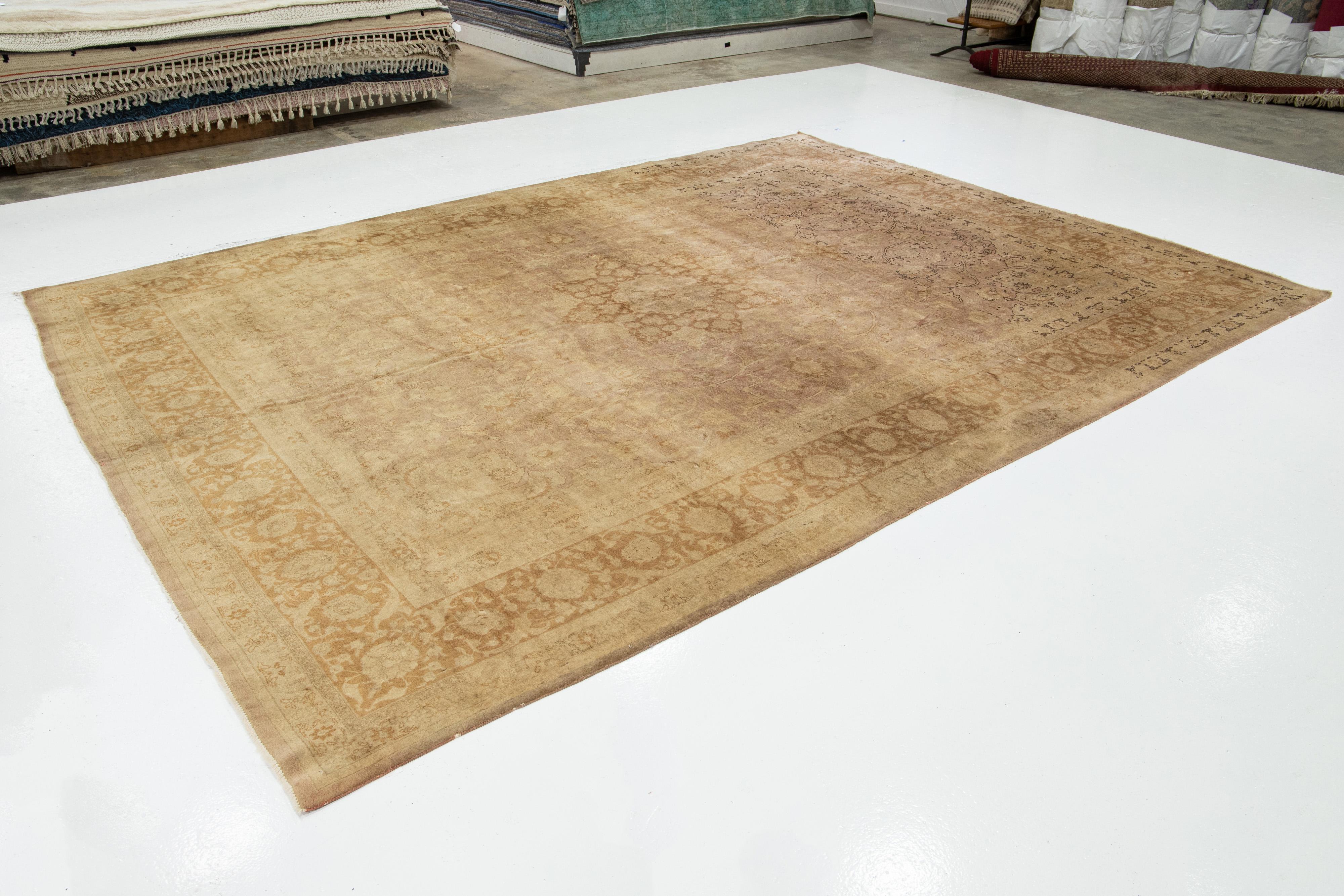 20. Jahrhundert  Persischer Täbris-Wollteppich in Hellbraun in Tan-Farbe mit Allover-Design (Handgeknüpft) im Angebot