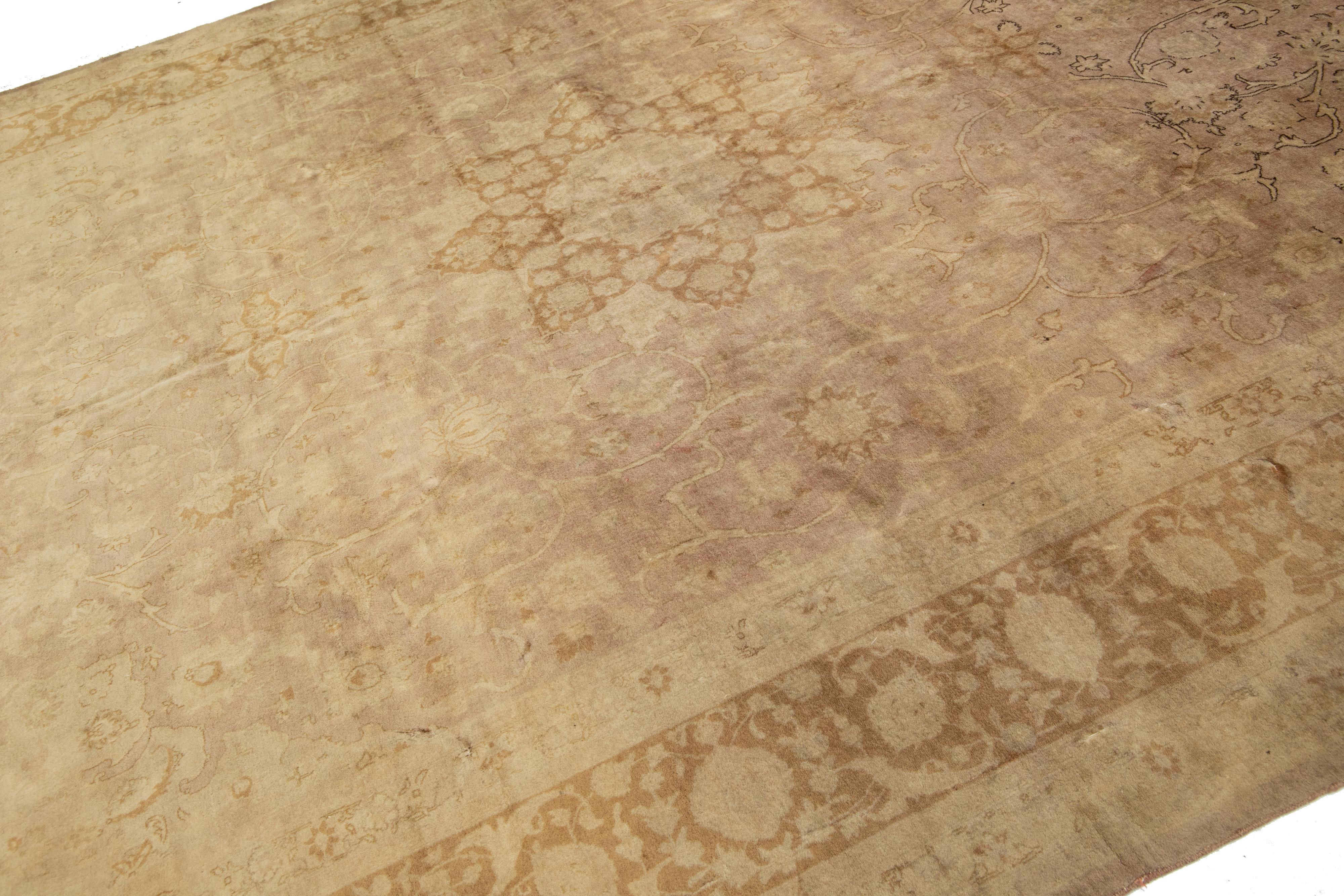 20. Jahrhundert  Persischer Täbris-Wollteppich in Hellbraun in Tan-Farbe mit Allover-Design im Zustand „Gut“ im Angebot in Norwalk, CT