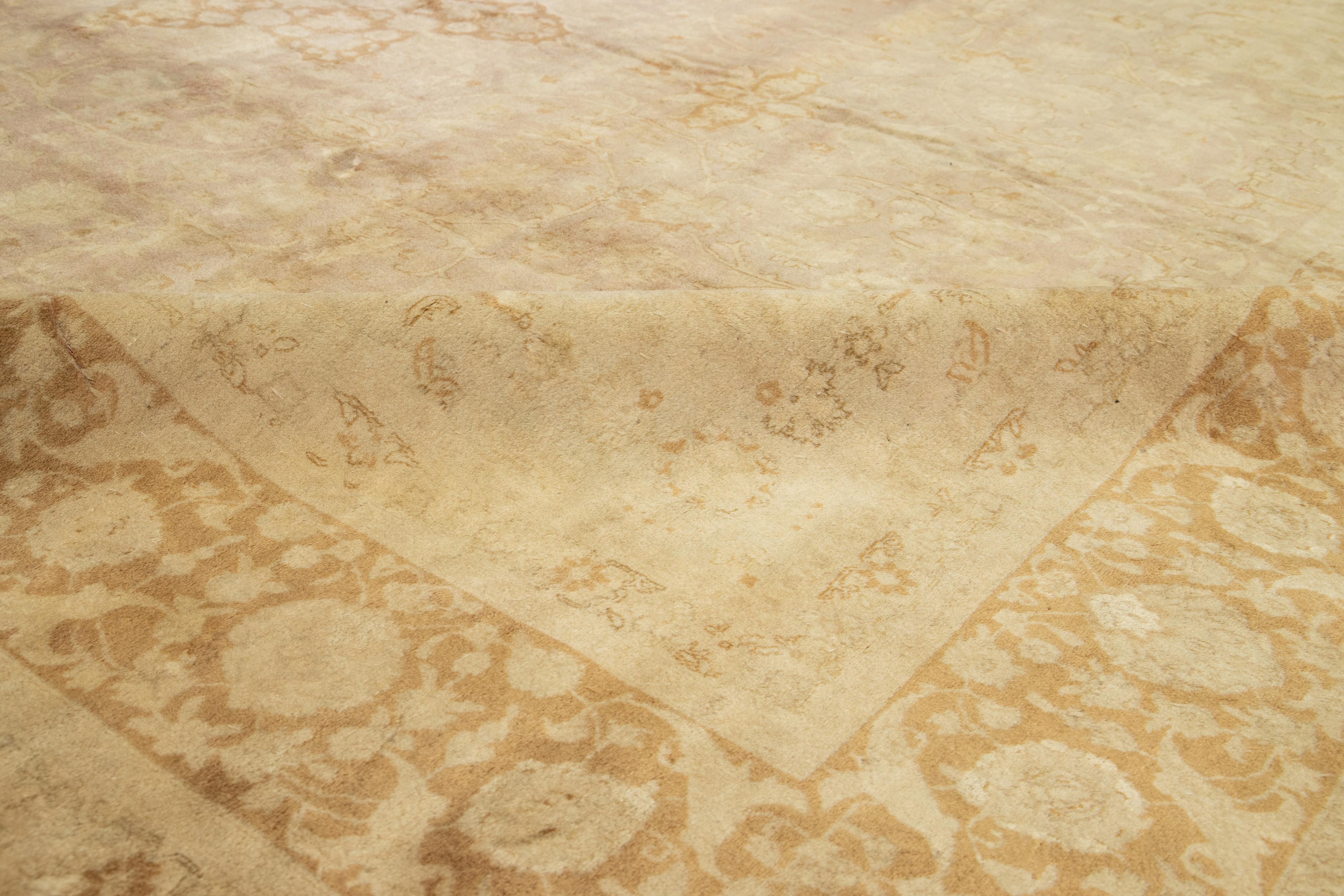 20. Jahrhundert  Persischer Täbris-Wollteppich in Hellbraun in Tan-Farbe mit Allover-Design im Angebot 1