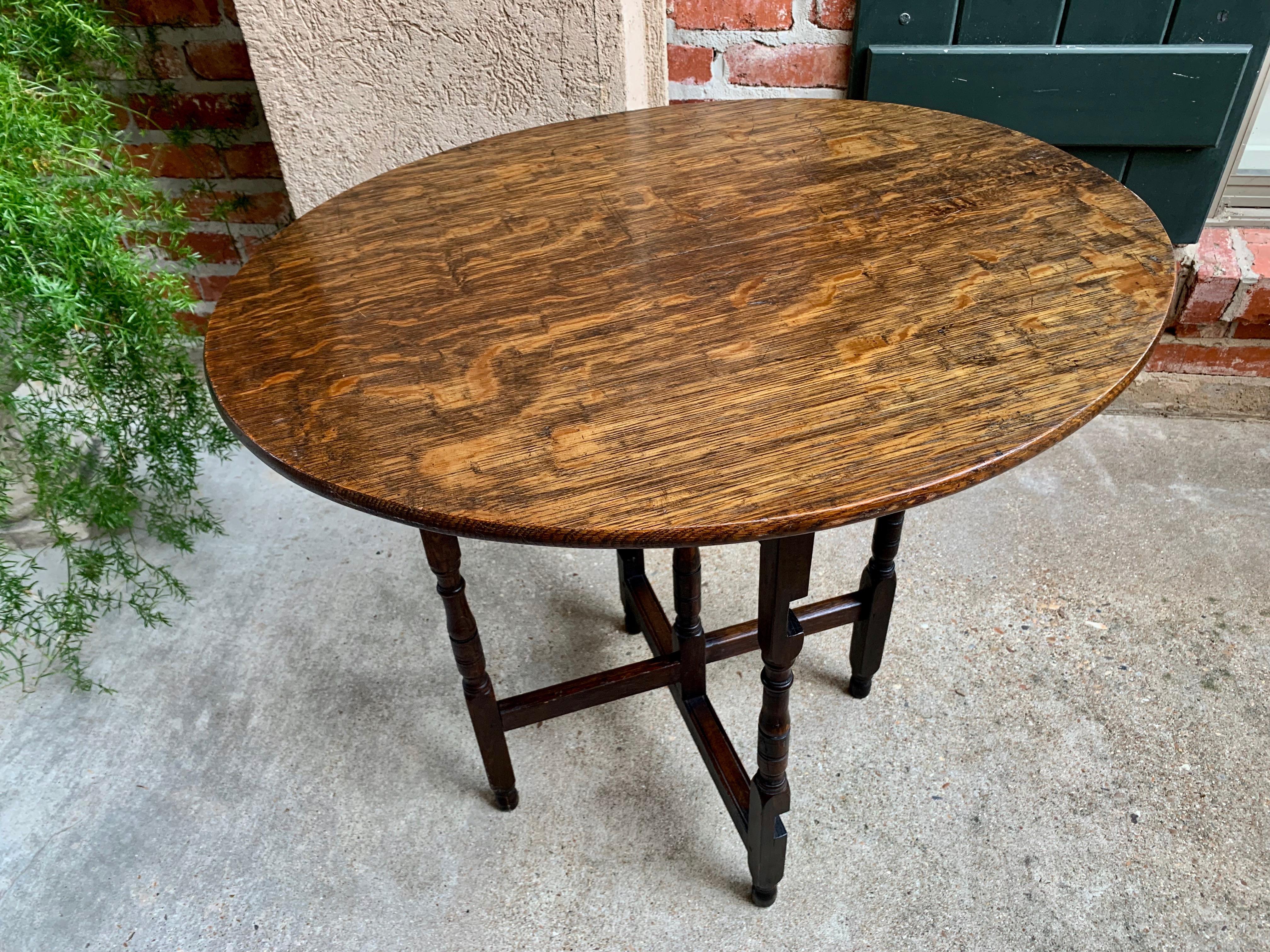 20th Century Petite Antique English Tiger Oak Oval Folding Table Coffee Tea In Good Condition In Shreveport, LA
