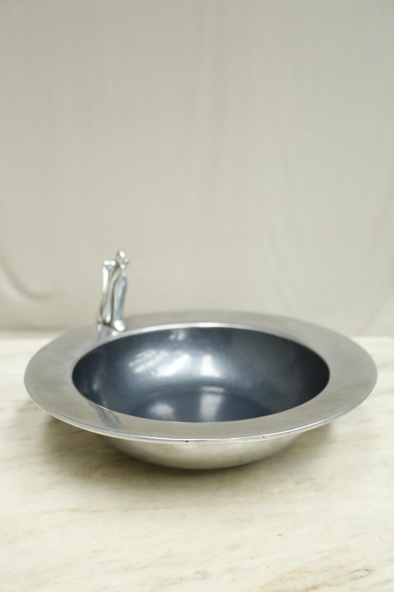 This is a wonderful quality 20th century pewter bowl by renowned pewter artist Carrol Boyes. This example featured a polished edge with beaten interior and this is mirrored on the underside. It then has a figure sat on the side as if it was going to