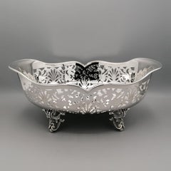 Cesta italiana del siglo XX de plata de ley perforada con patas