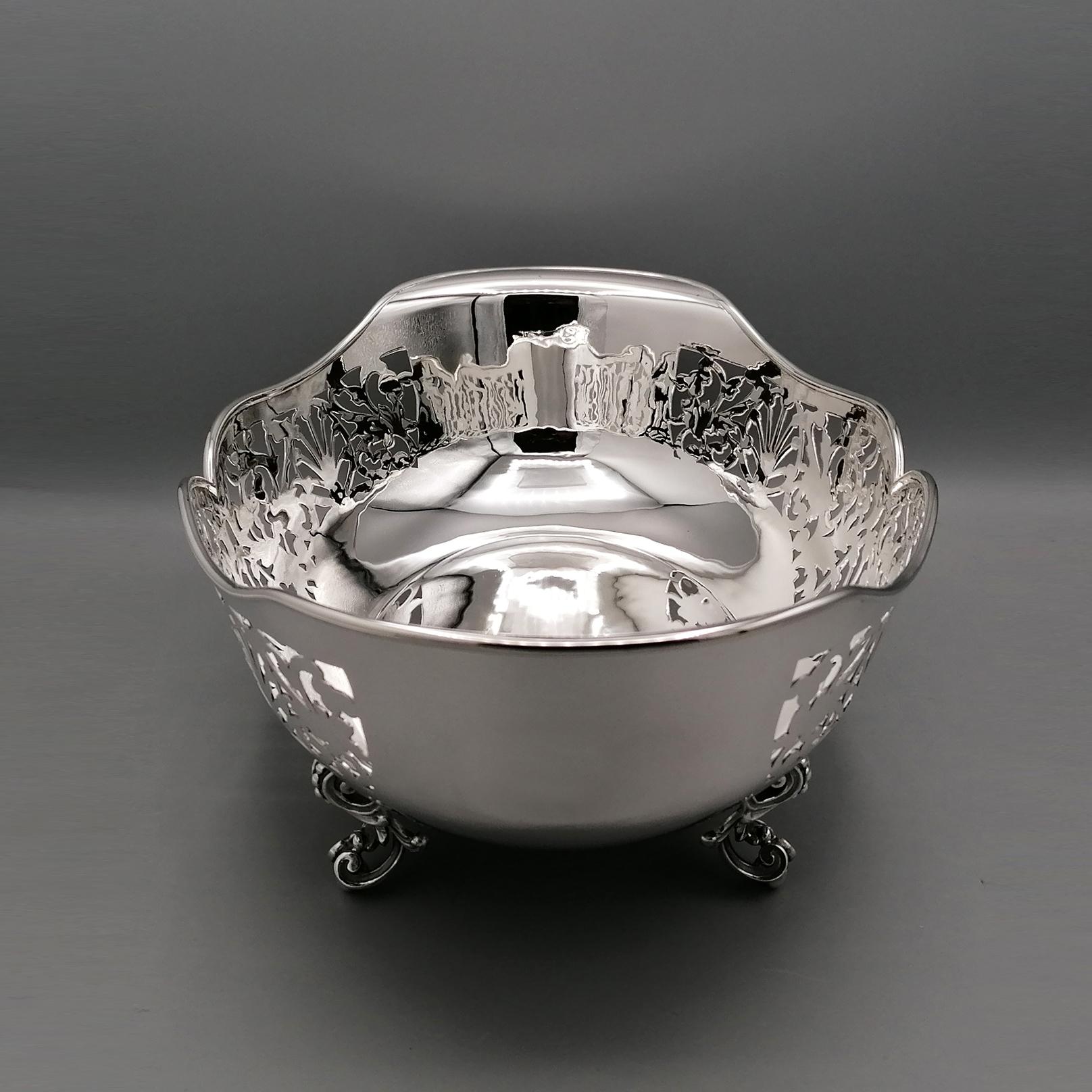 20th Century italian Pierced Sterling Silver Basket on feet In Excellent Condition For Sale In VALENZA, IT