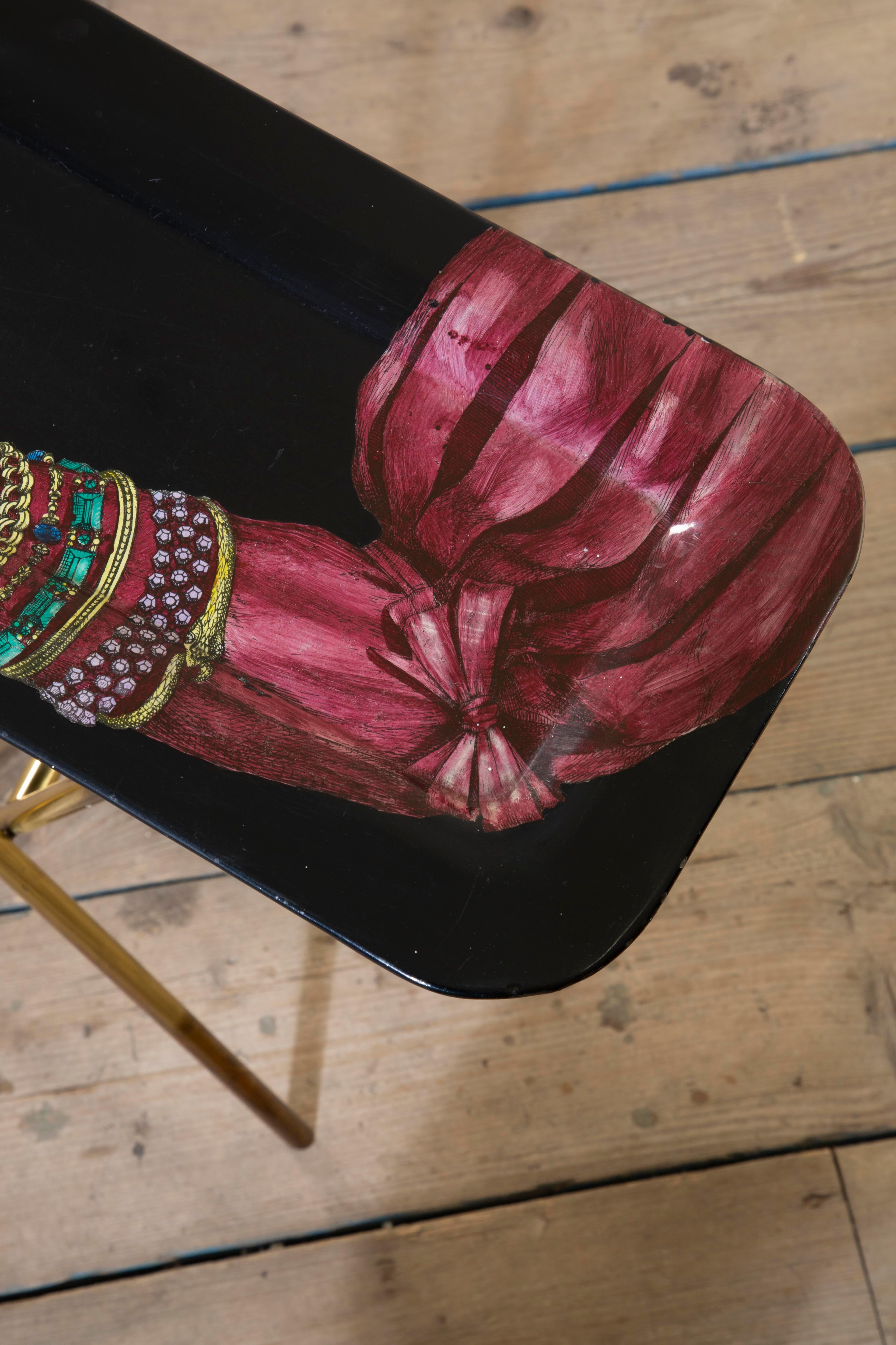 siglo XX, Piero Fornasetti Bandeja de latón y metal con base en venta 3