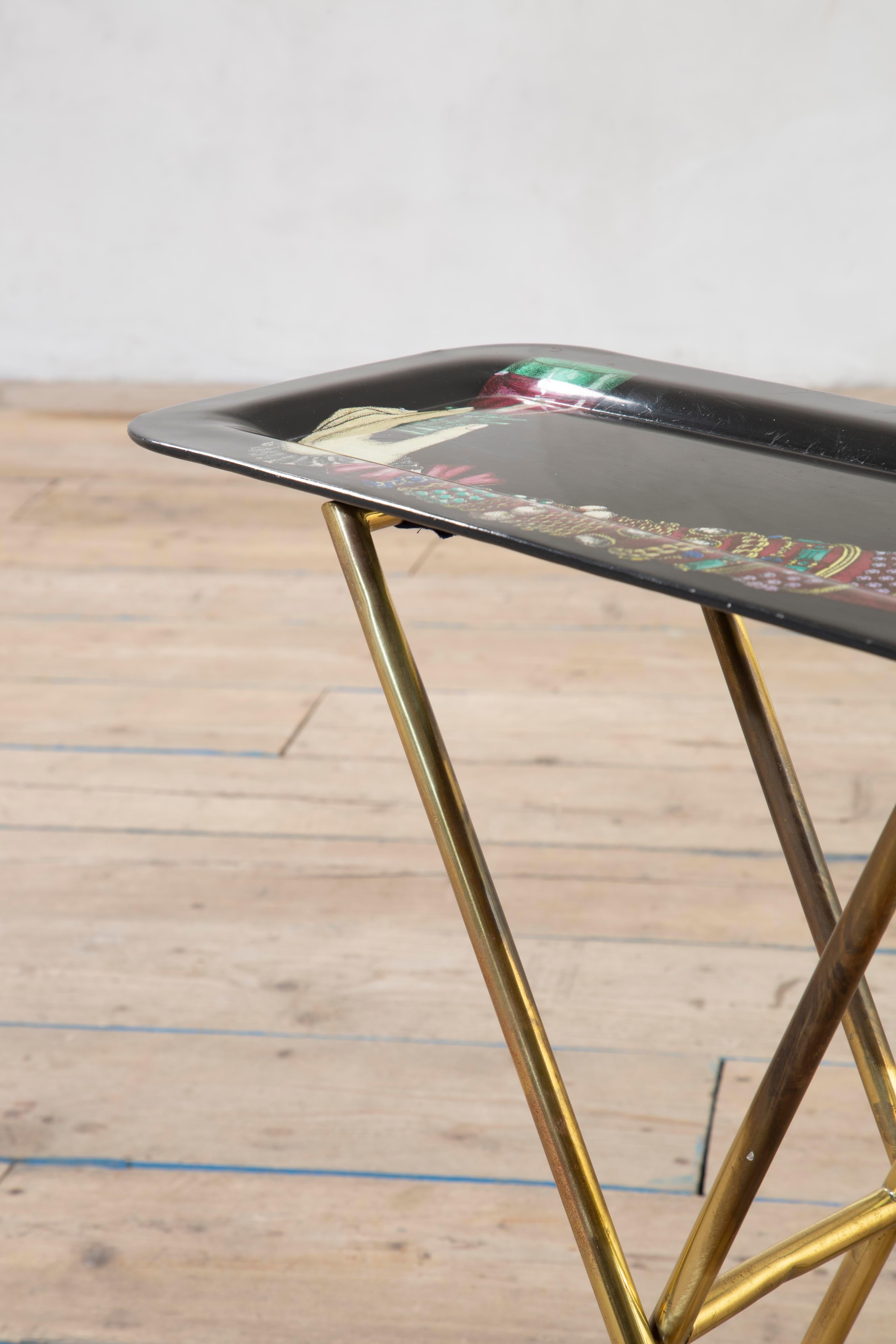 siglo XX, Piero Fornasetti Bandeja de latón y metal con base en venta 4