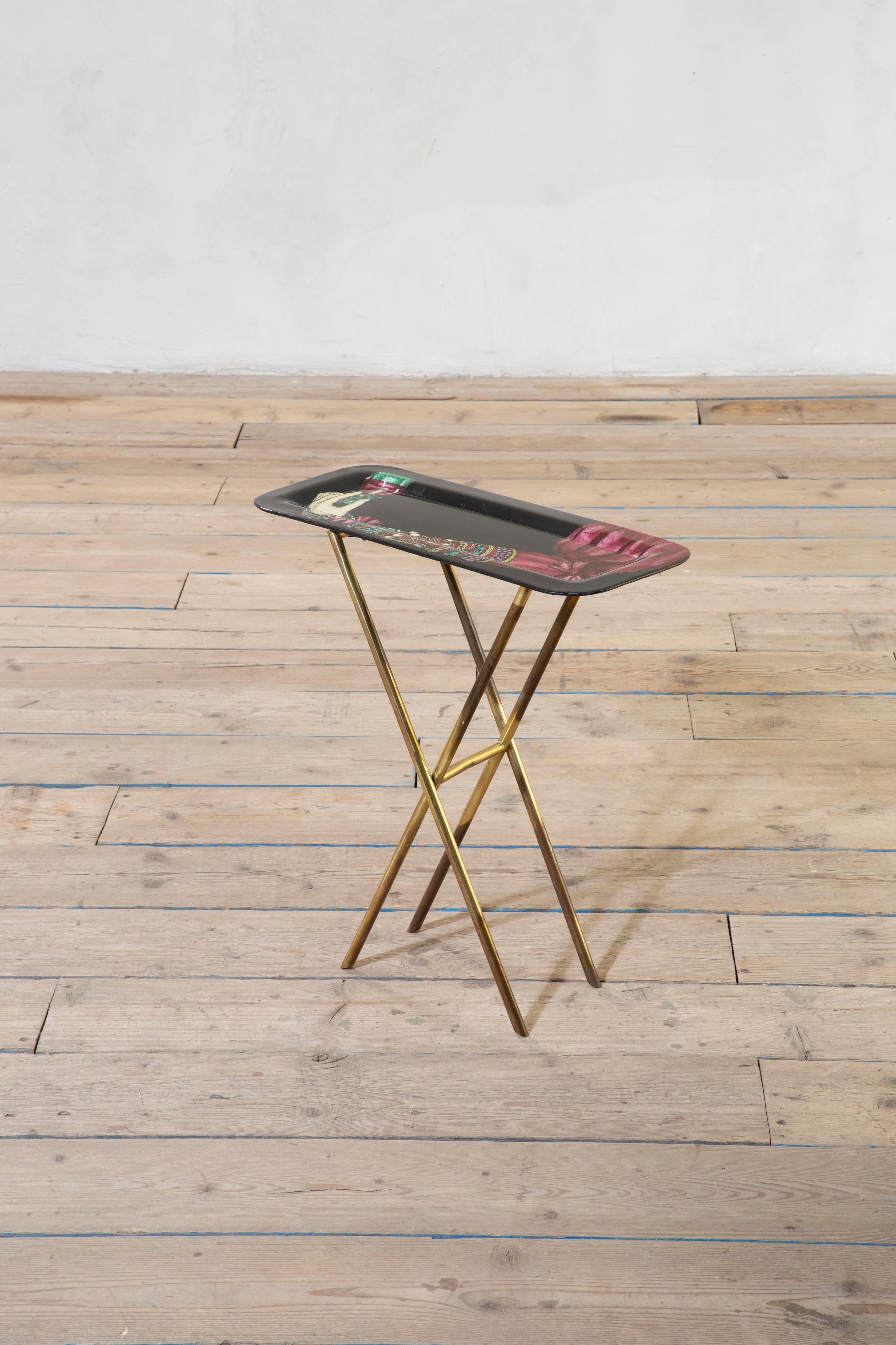 siglo XX, Piero Fornasetti Bandeja de latón y metal con base en venta 1
