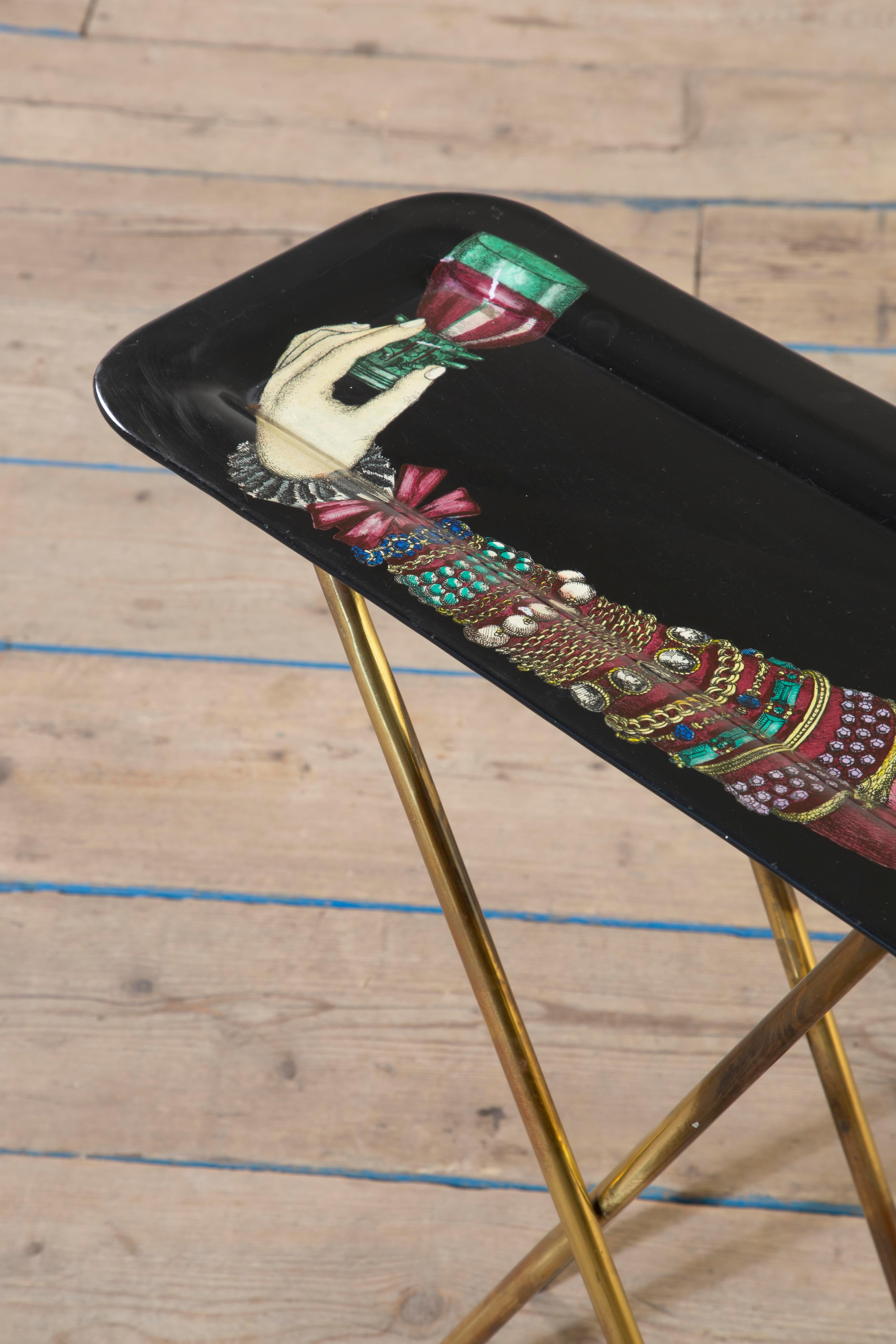 siglo XX, Piero Fornasetti Bandeja de latón y metal con base en venta 2