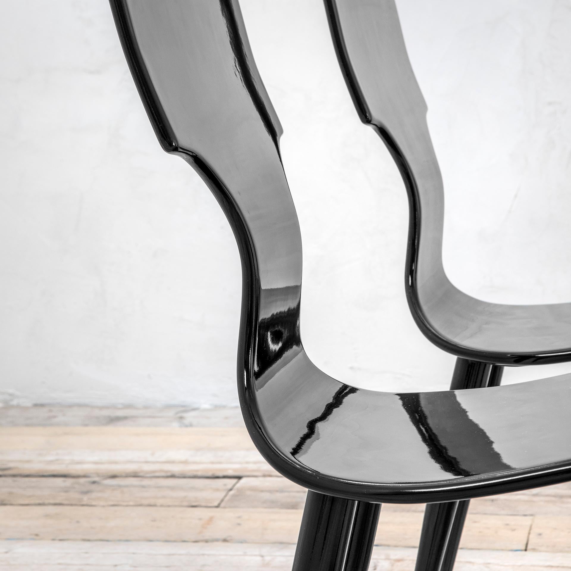 Satz von 4 Stühlen (insgesamt 4 Stück), entworfen von Atelier Fornasetti in den 50er Jahren und hergestellt in den 90er Jahren. Die Stühle haben eine Struktur ganz aus lackiertem Holz, die 4 Füße sind mit der Sitzfläche durch Metallplatten