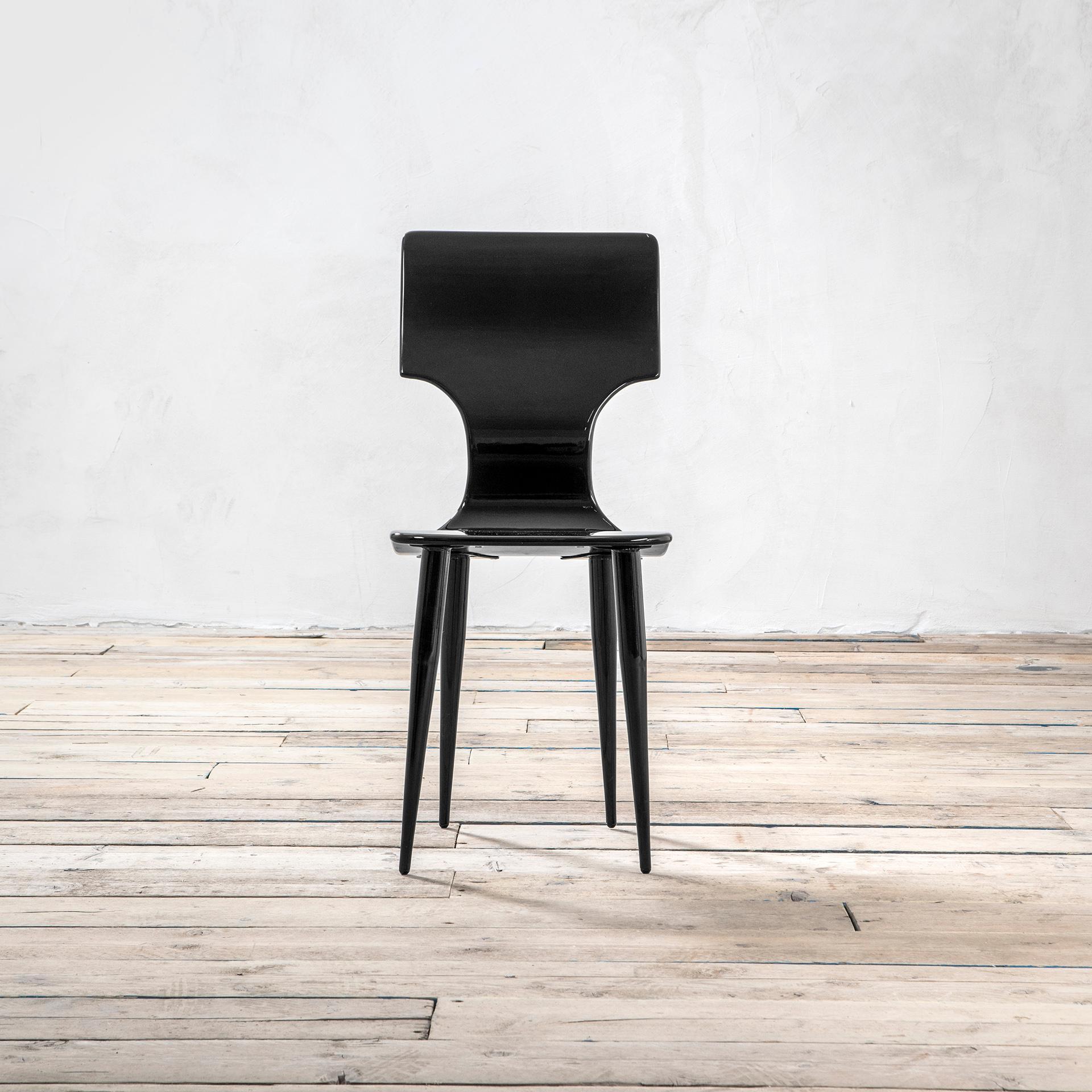 Satz von 4 Stühlen aus schwarz lackiertem Holz von Piero Fornasetti aus dem 20. Jahrhundert, 90er Jahre (Moderne der Mitte des Jahrhunderts) im Angebot
