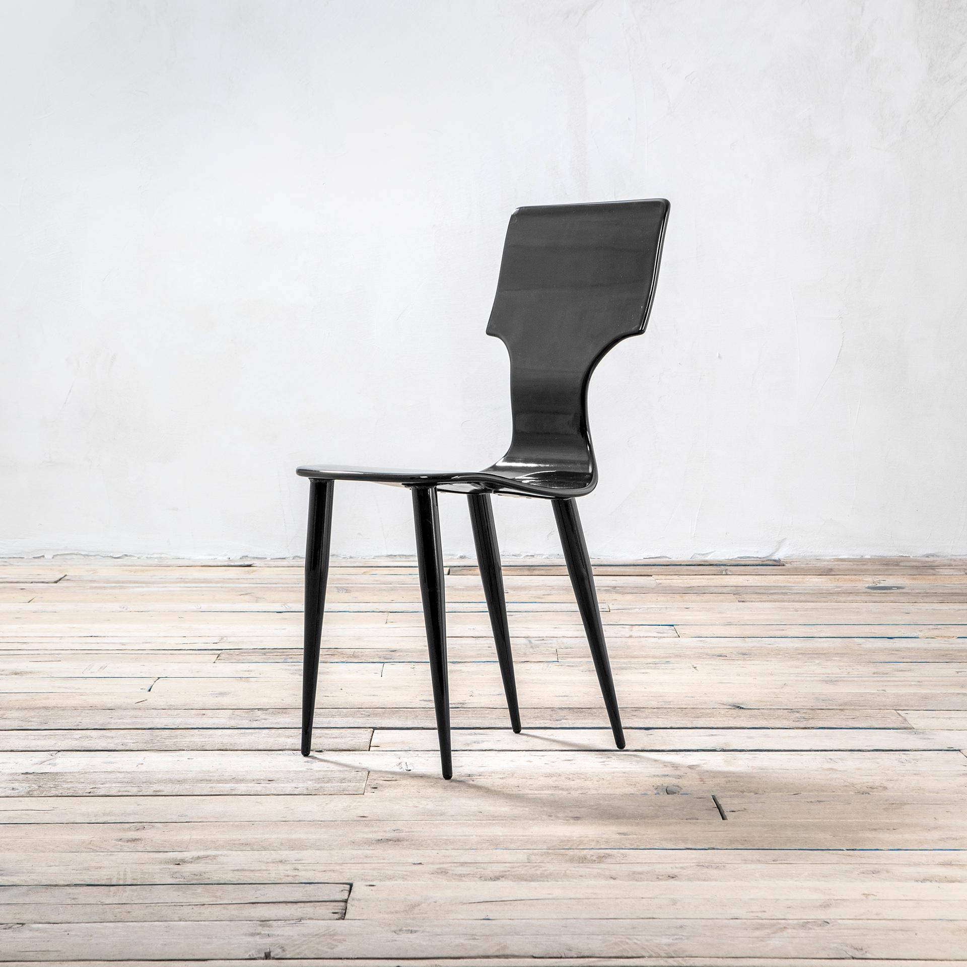 Satz von 4 Stühlen aus schwarz lackiertem Holz von Piero Fornasetti aus dem 20. Jahrhundert, 90er Jahre (Italienisch) im Angebot